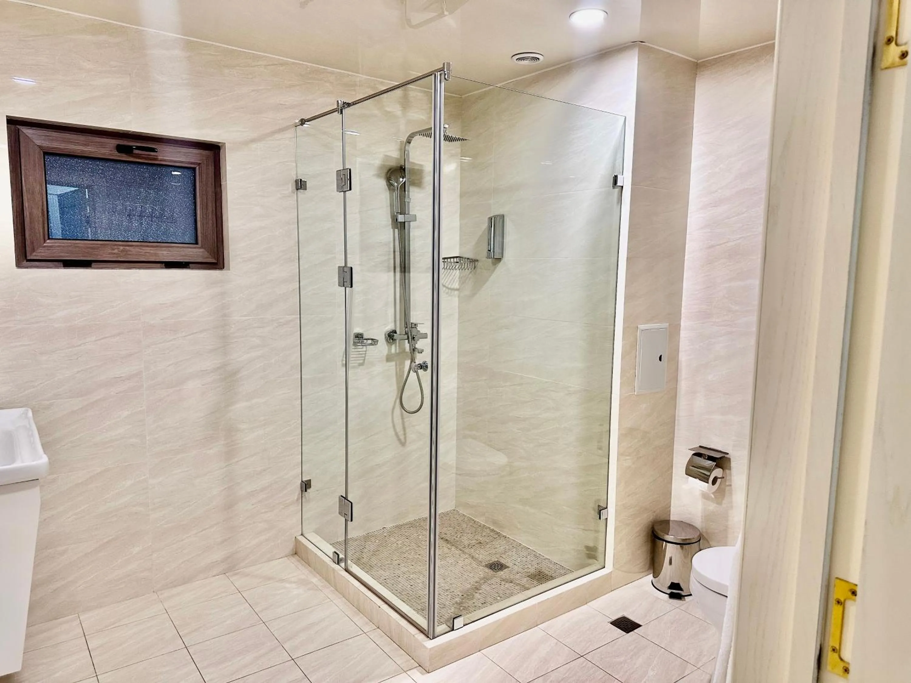 Shower in Novza Palace Hotel
