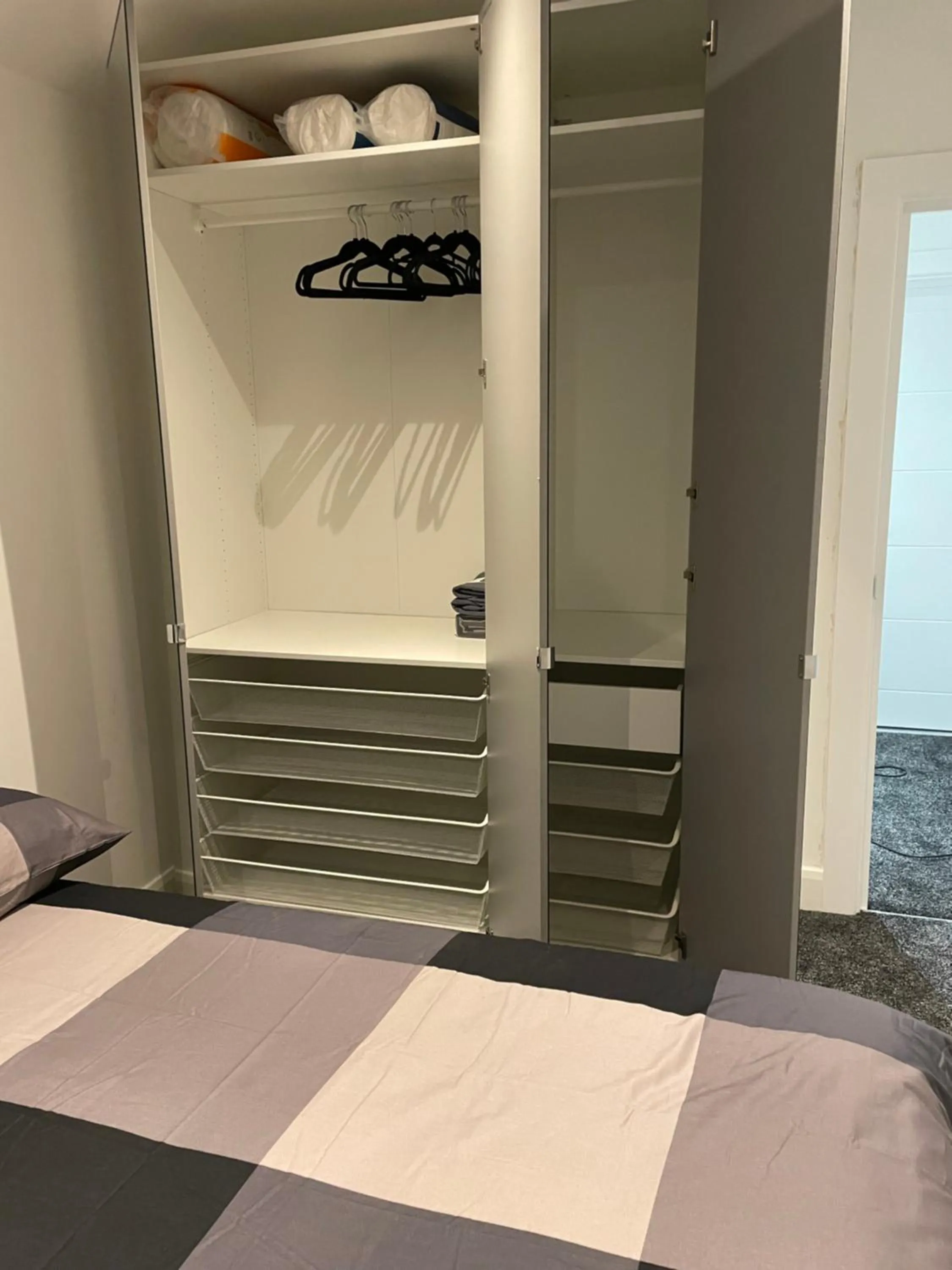 wardrobe, Bed in Cerrkuss Stays