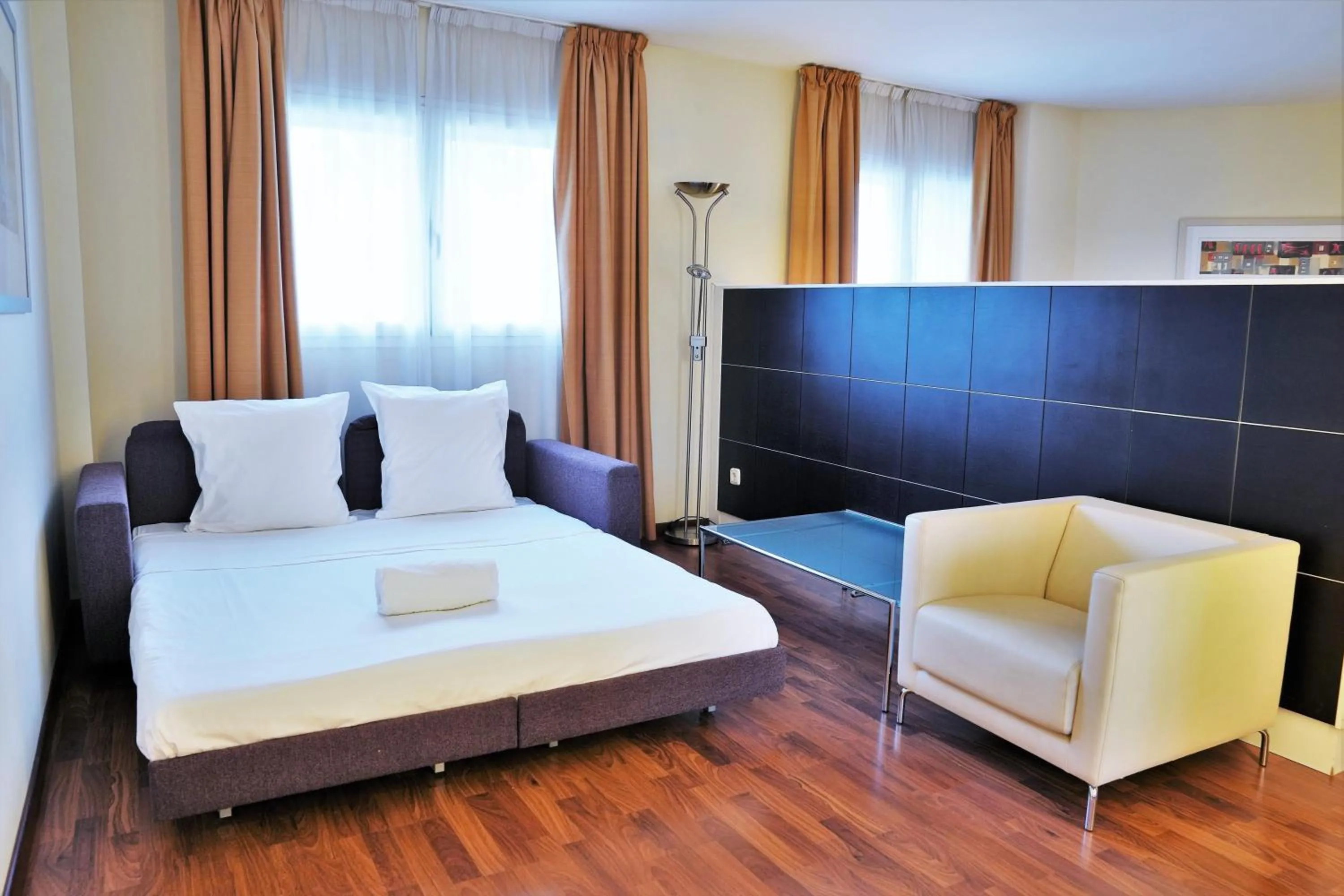 Photo of the whole room, Bed in Port Feria Valencia