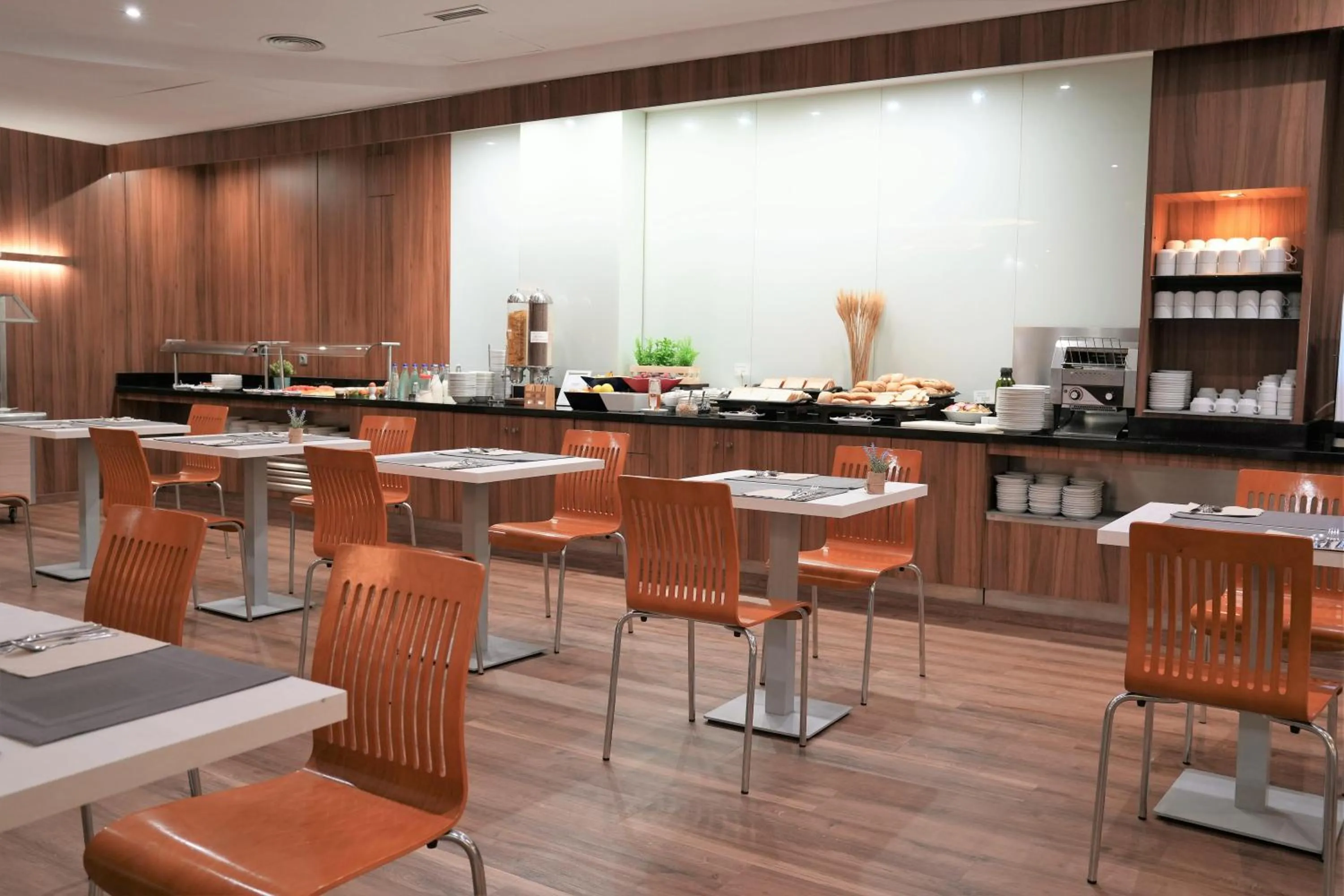 Restaurant/places to eat in Port Feria Valencia