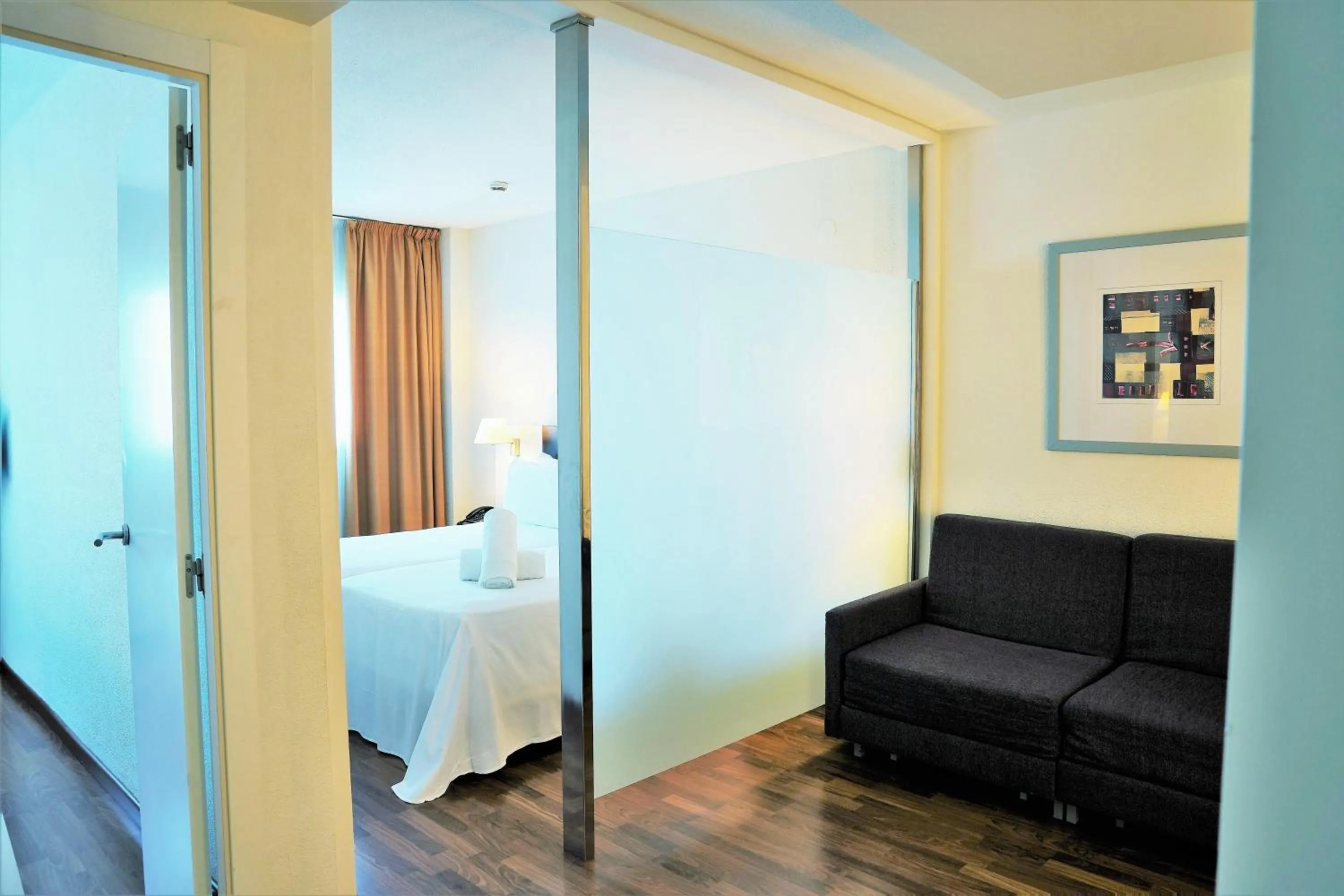 Photo of the whole room, Bed in Port Feria Valencia