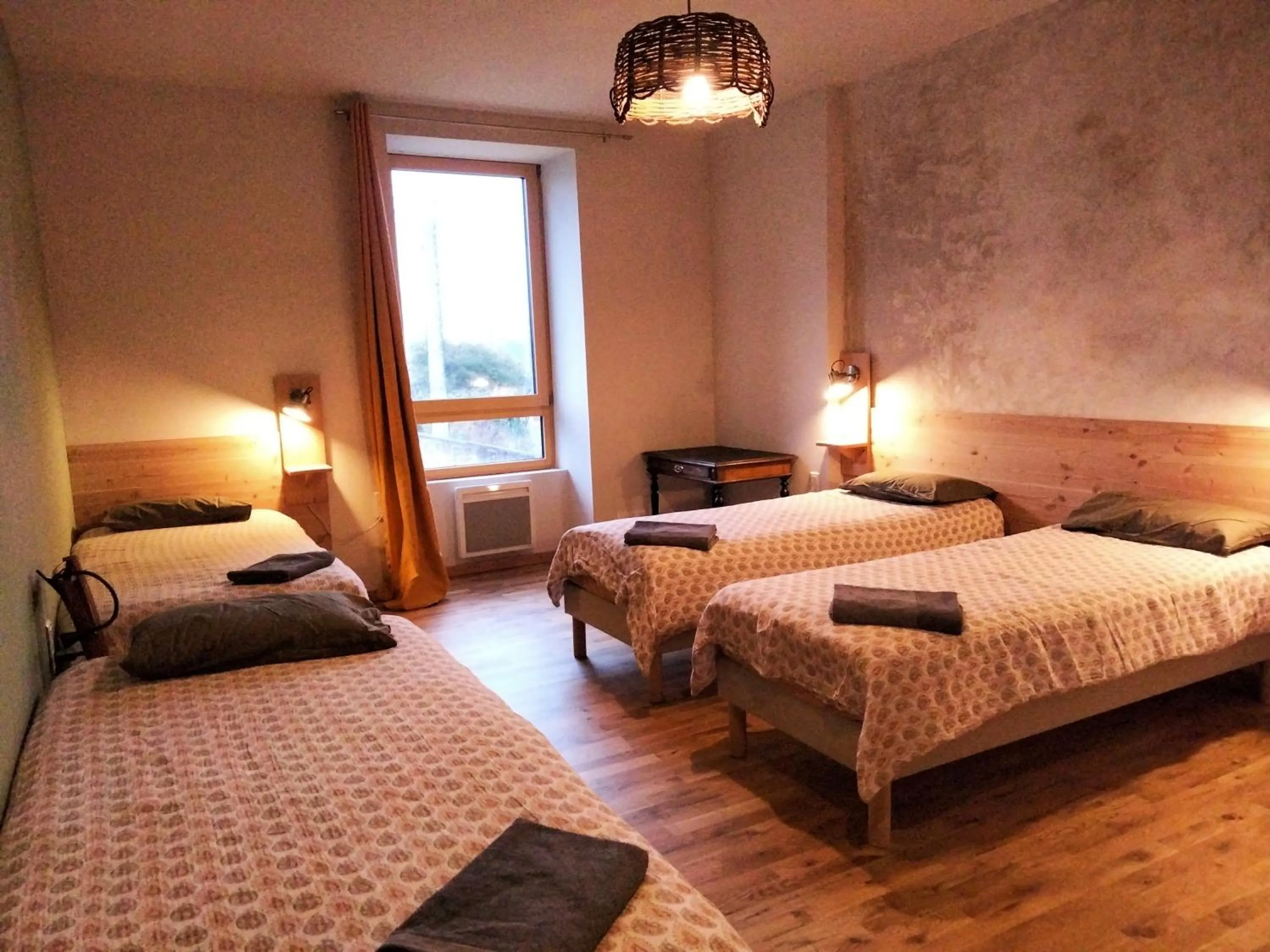 Photo of the whole room, Bed in A la belle étoile