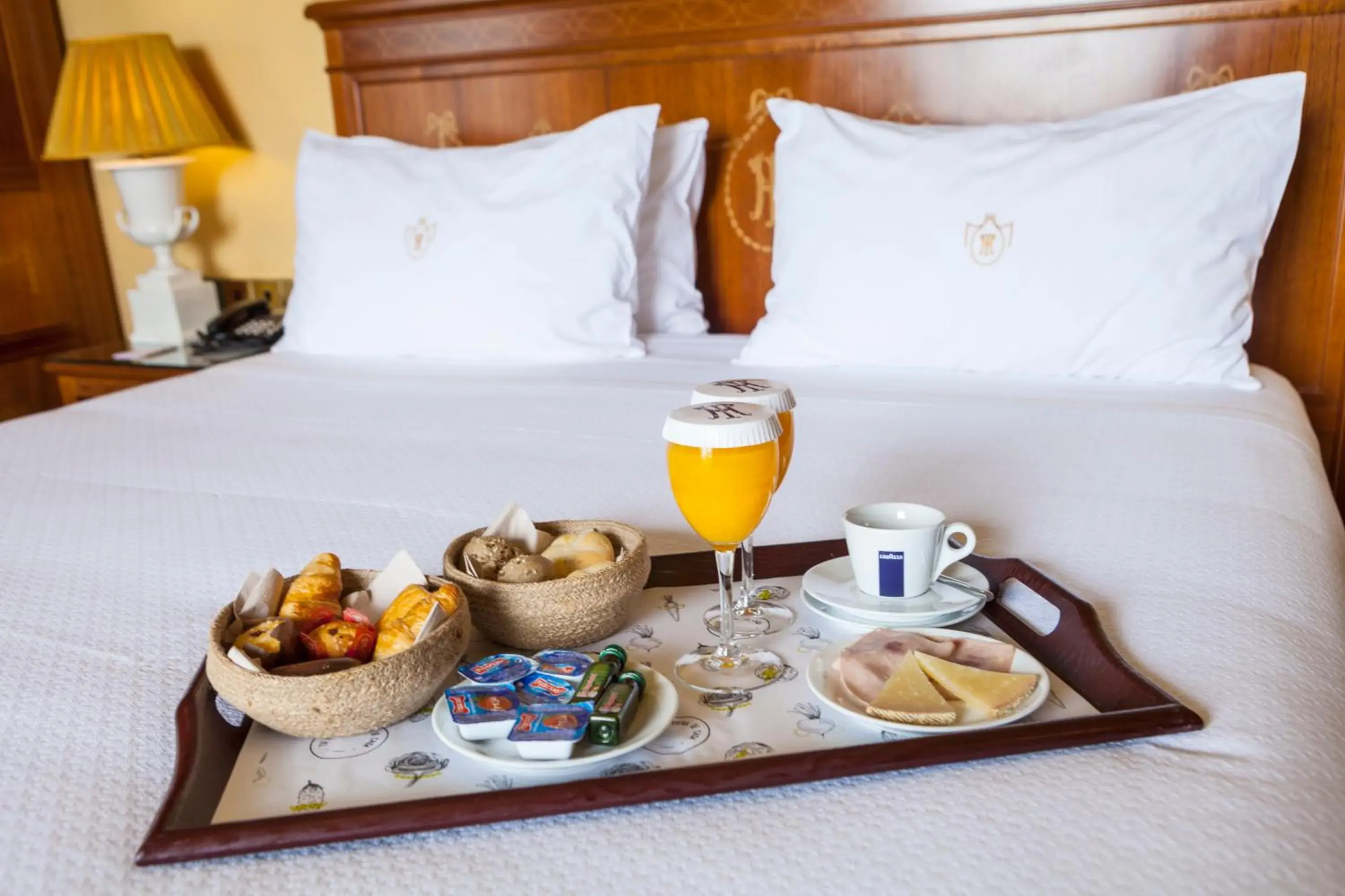 Breakfast, Bed in Hotel Inglaterra Breakfast, Bed in Hotel Inglaterra