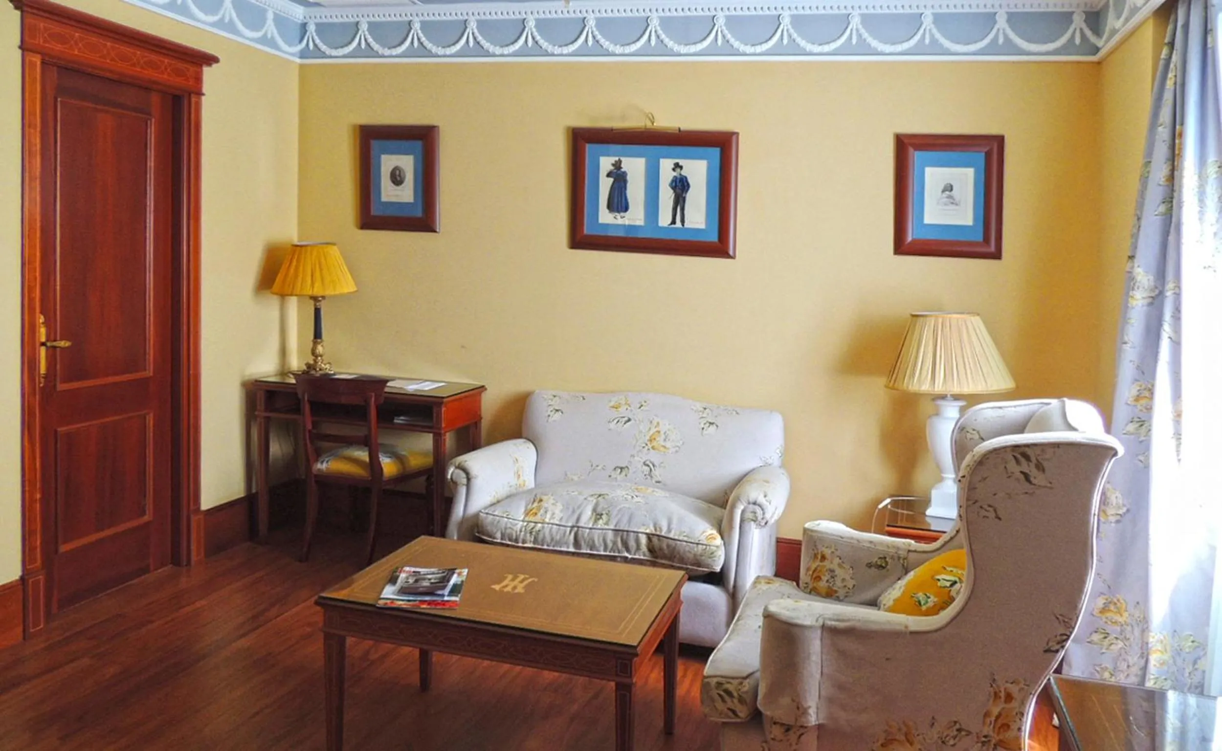 Photo of the whole room in Hotel Inglaterra