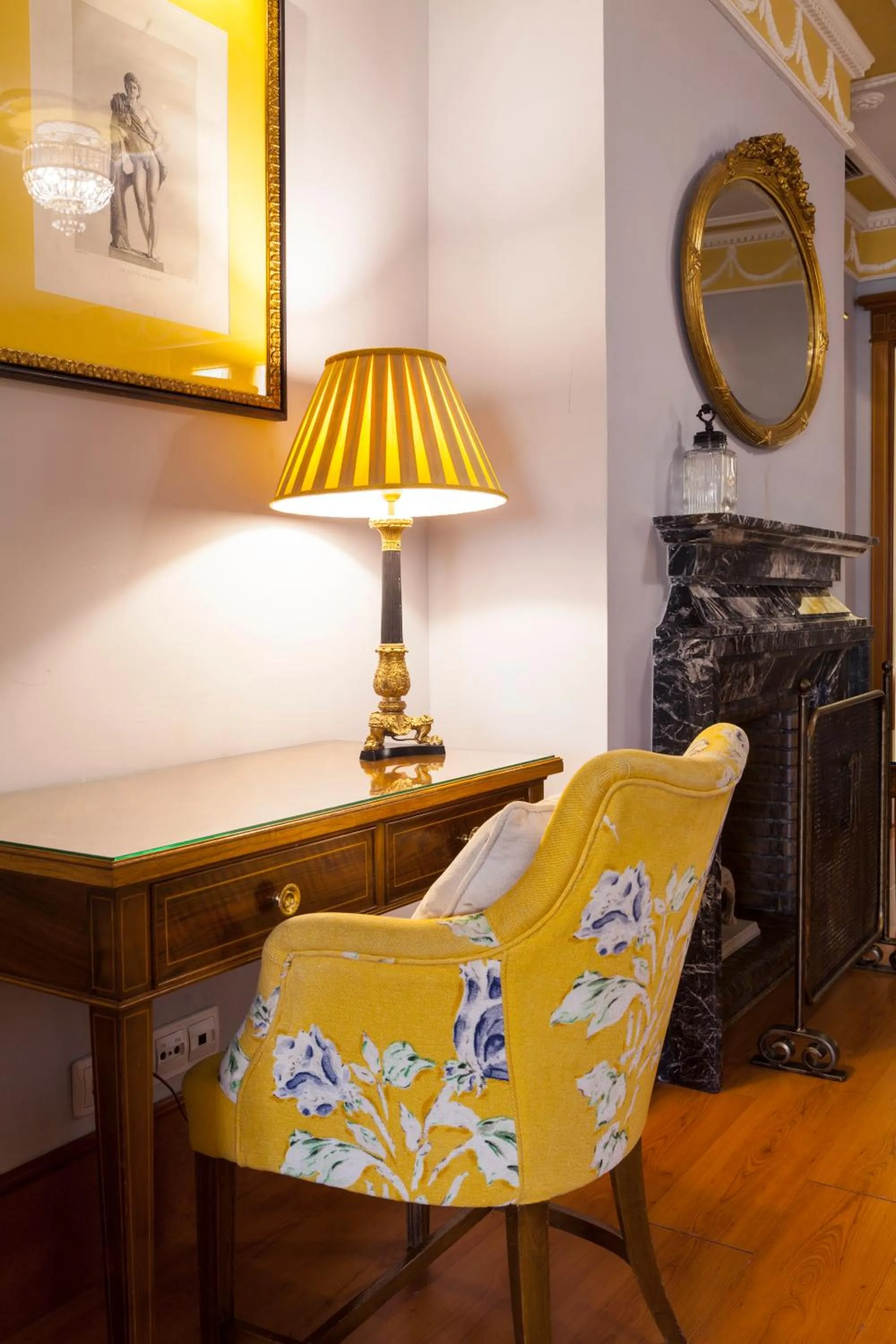 Seating area in Hotel Inglaterra