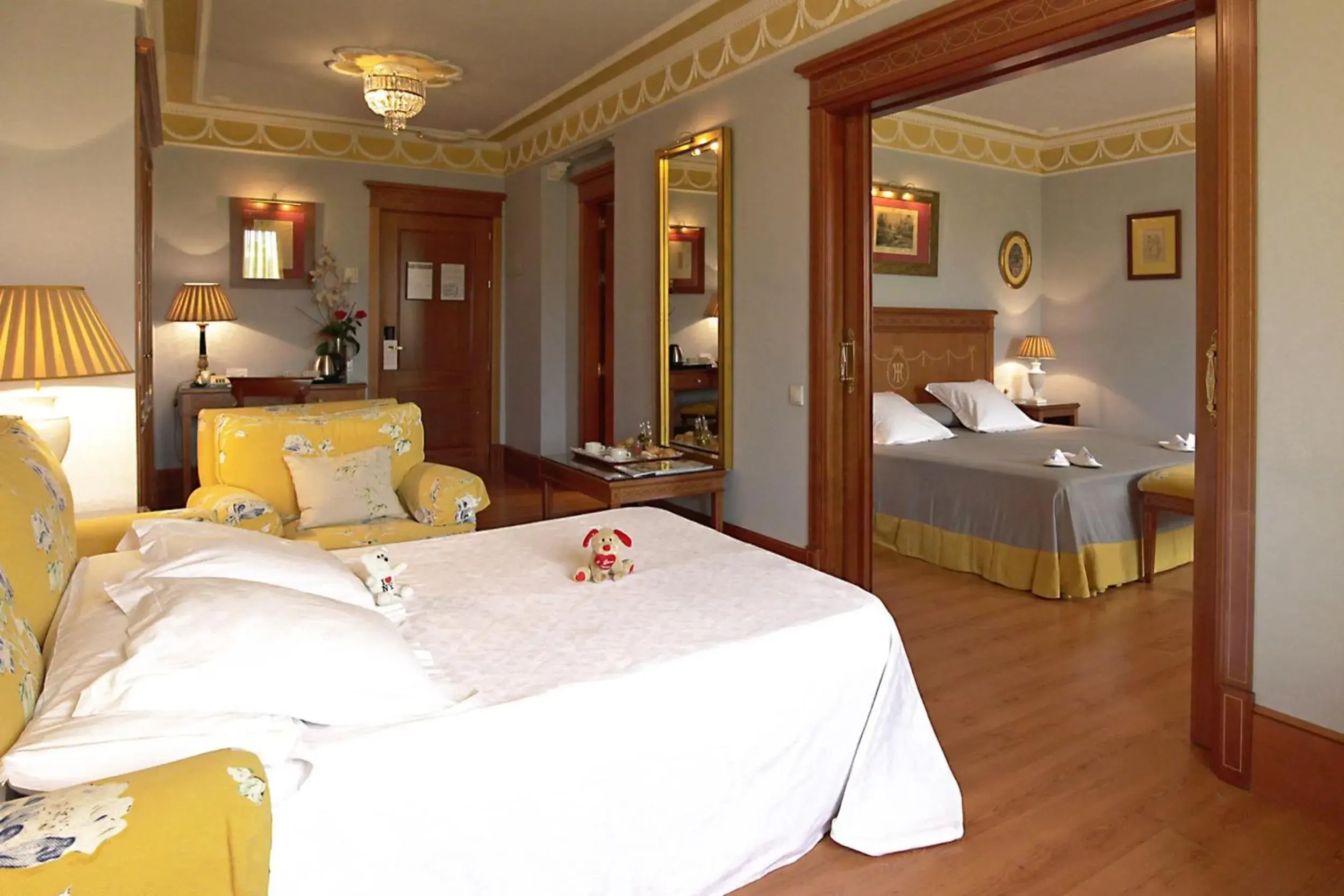 Photo of the whole room, Bed in Hotel Inglaterra Photo of the whole room, Bed in Hotel Inglaterra