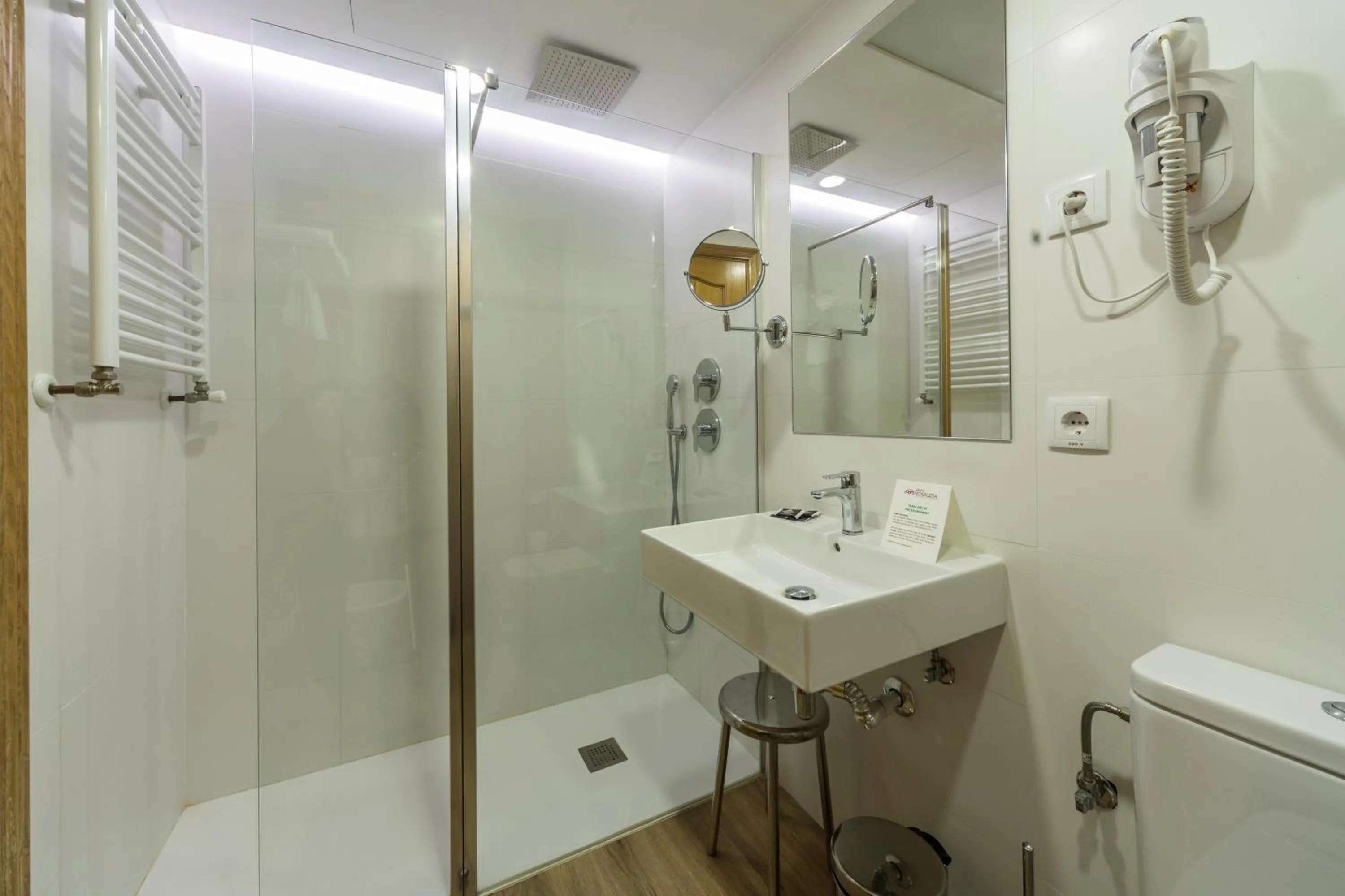 Shower in Hotel Rosaleda del Mijares