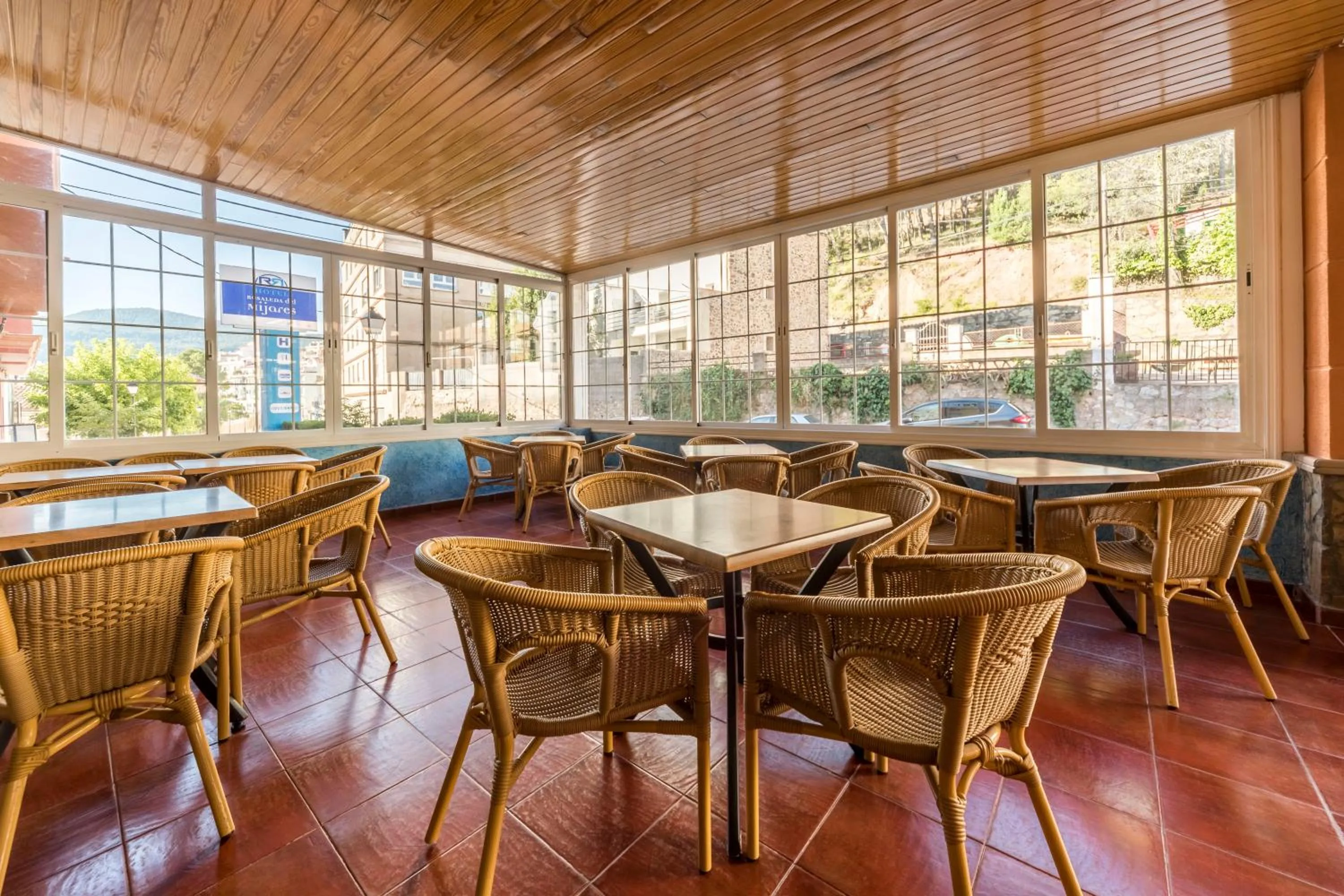 Lounge or bar in Hotel Rosaleda del Mijares