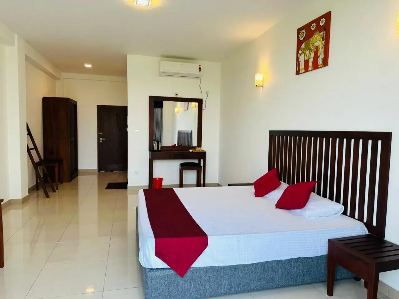 Deluxe Double Room with Balcony in Kandy Hub Guest House Deluxe Double Room with Balcony in Kandy Hub Guest House