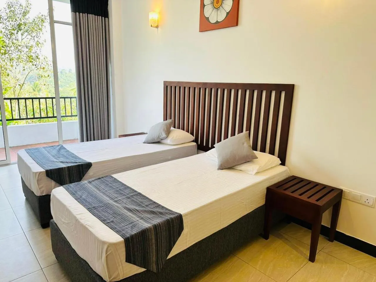Deluxe Twin Room in Kandy Hub Guest House