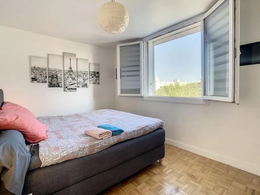 Bed in Appart Crystal Lyon Caluire et parkings