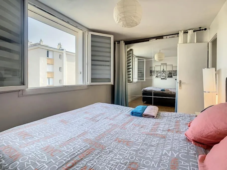 Bed in Appart Crystal Lyon Caluire et parkings