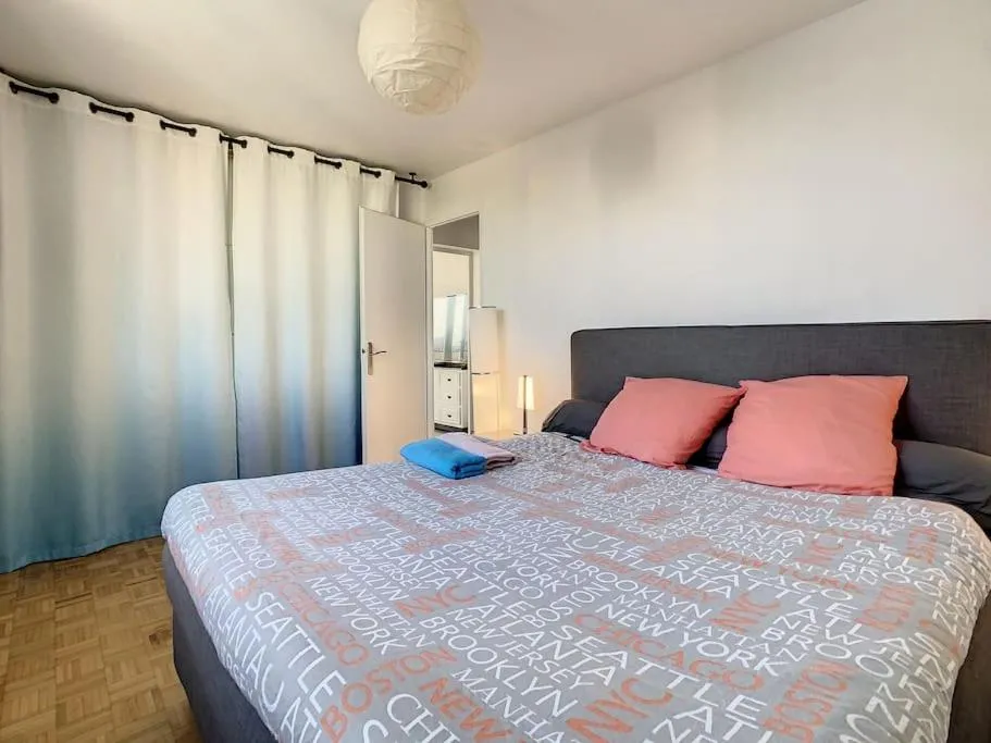 Bed in Appart Crystal Lyon Caluire et parkings