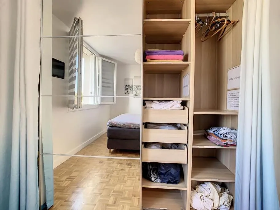 Bed in Appart Crystal Lyon Caluire et parkings