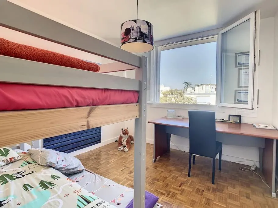 Bed in Appart Crystal Lyon Caluire et parkings