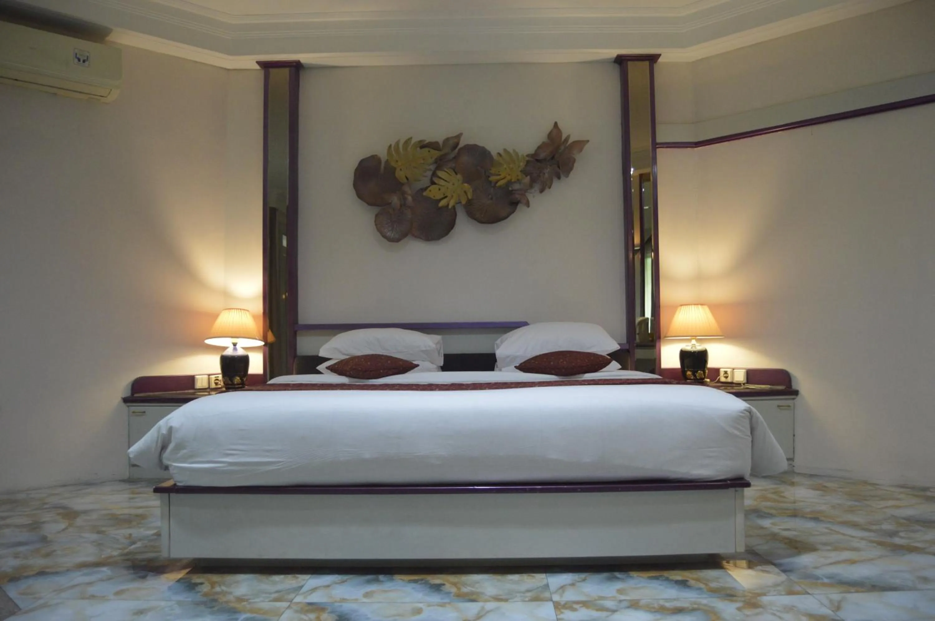 Bedroom, Bed in Hotel New Puri Garden