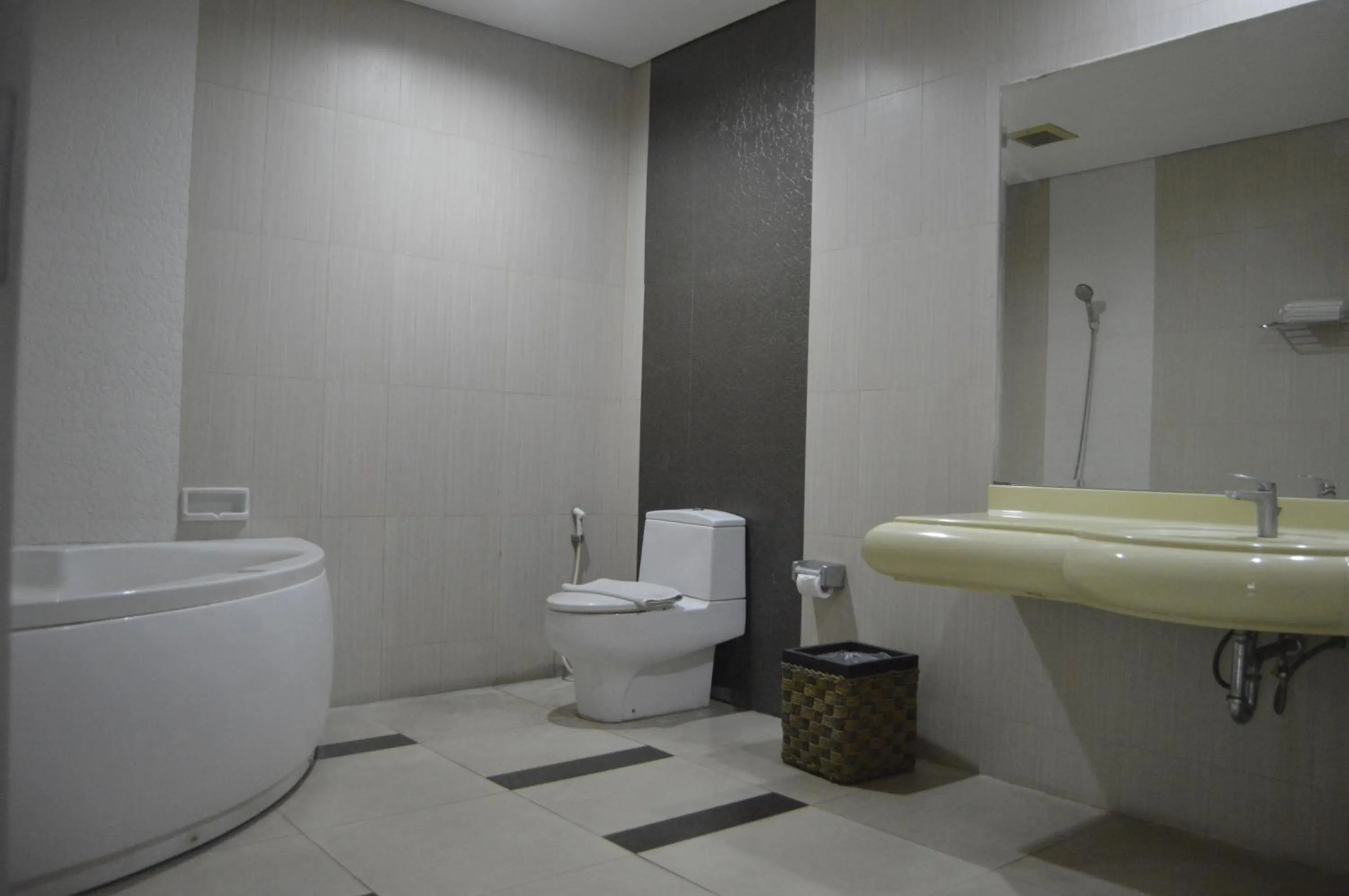 Bathroom in Hotel New Puri Garden
