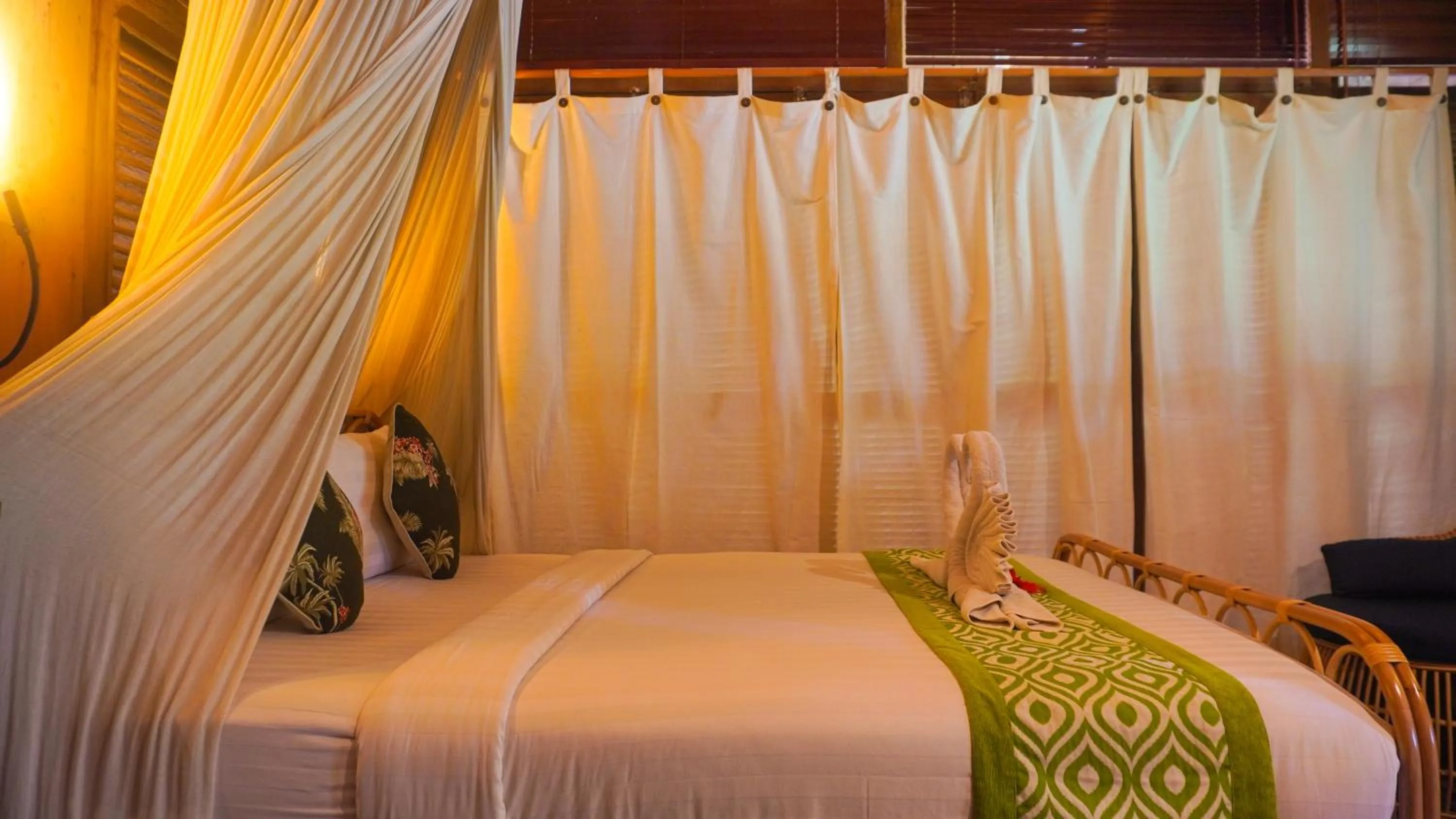 Bed in Green Tree House Villa Ubud