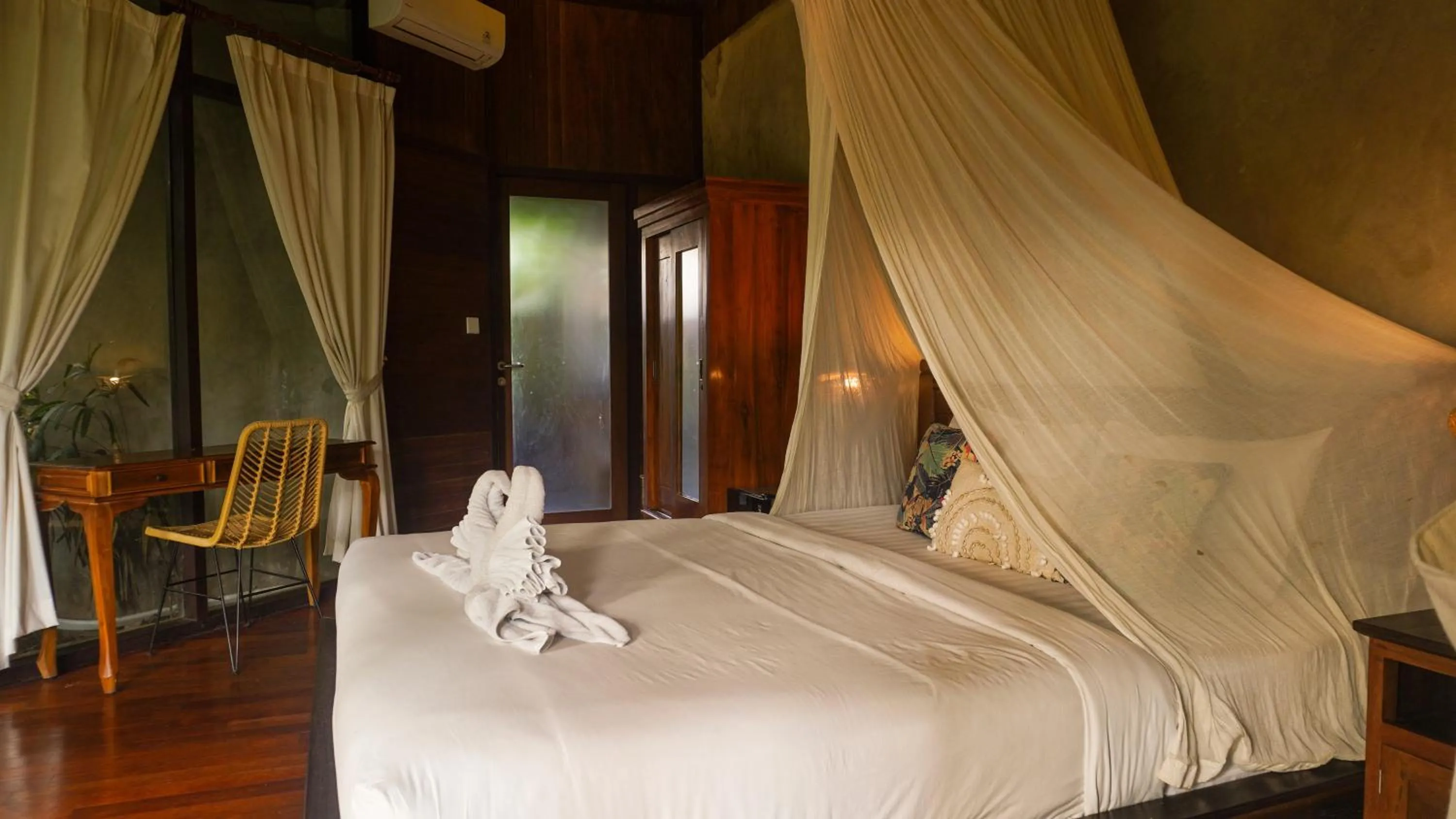 Bedroom, Bed in Green Tree House Villa Ubud