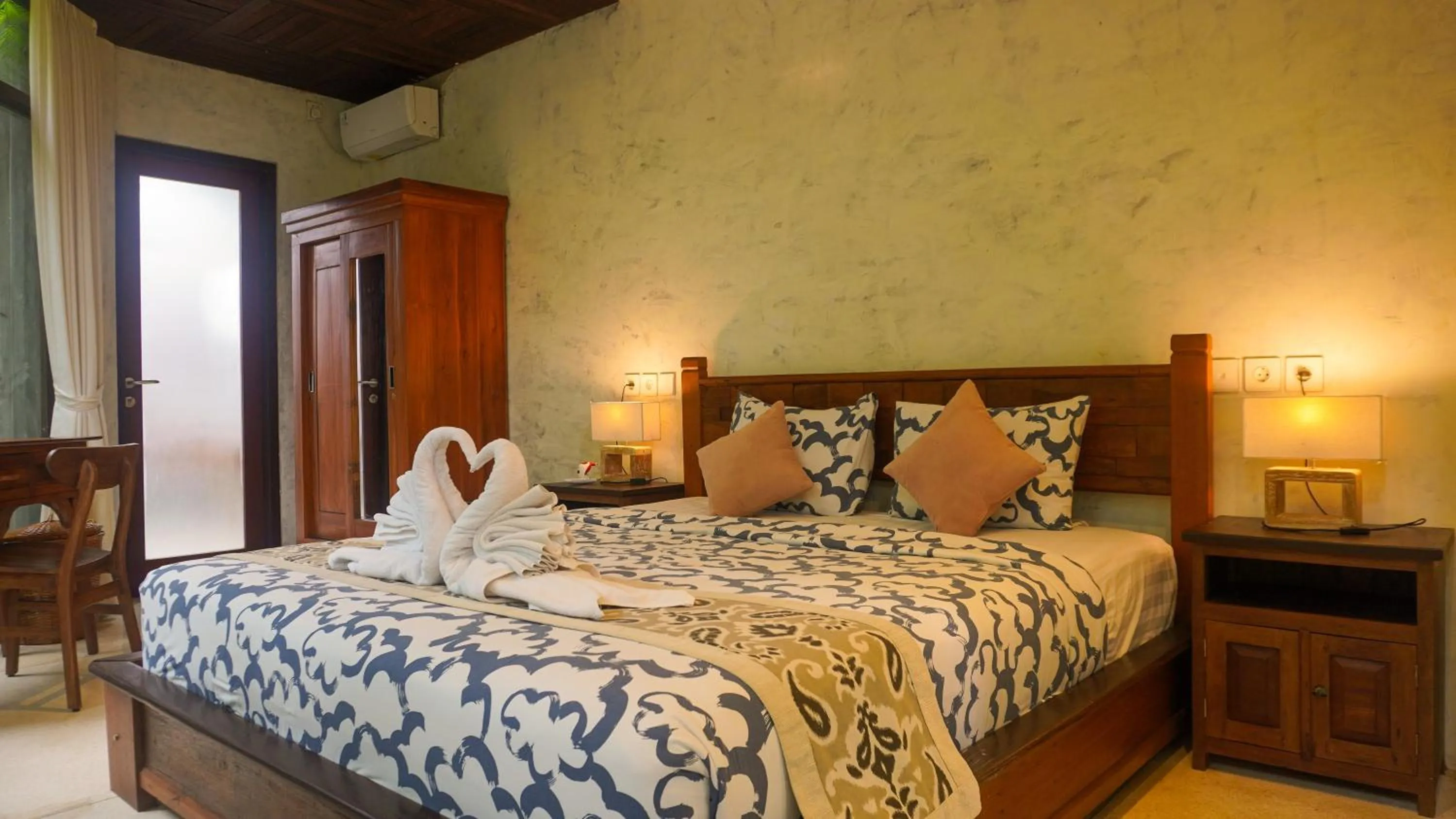 Bed in Green Tree House Villa Ubud