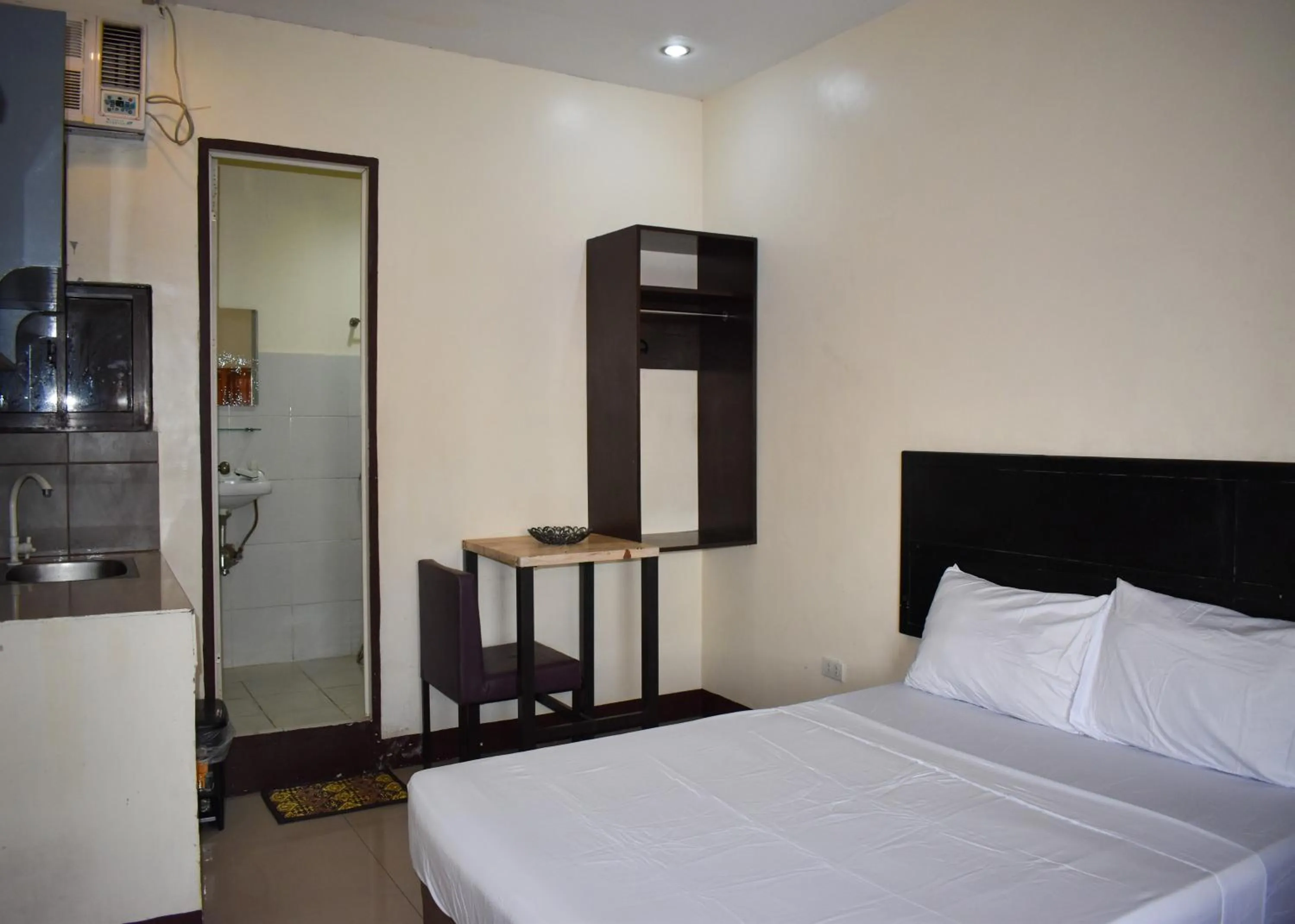 Photo of the whole room, Bed in 1812 VC Lodge