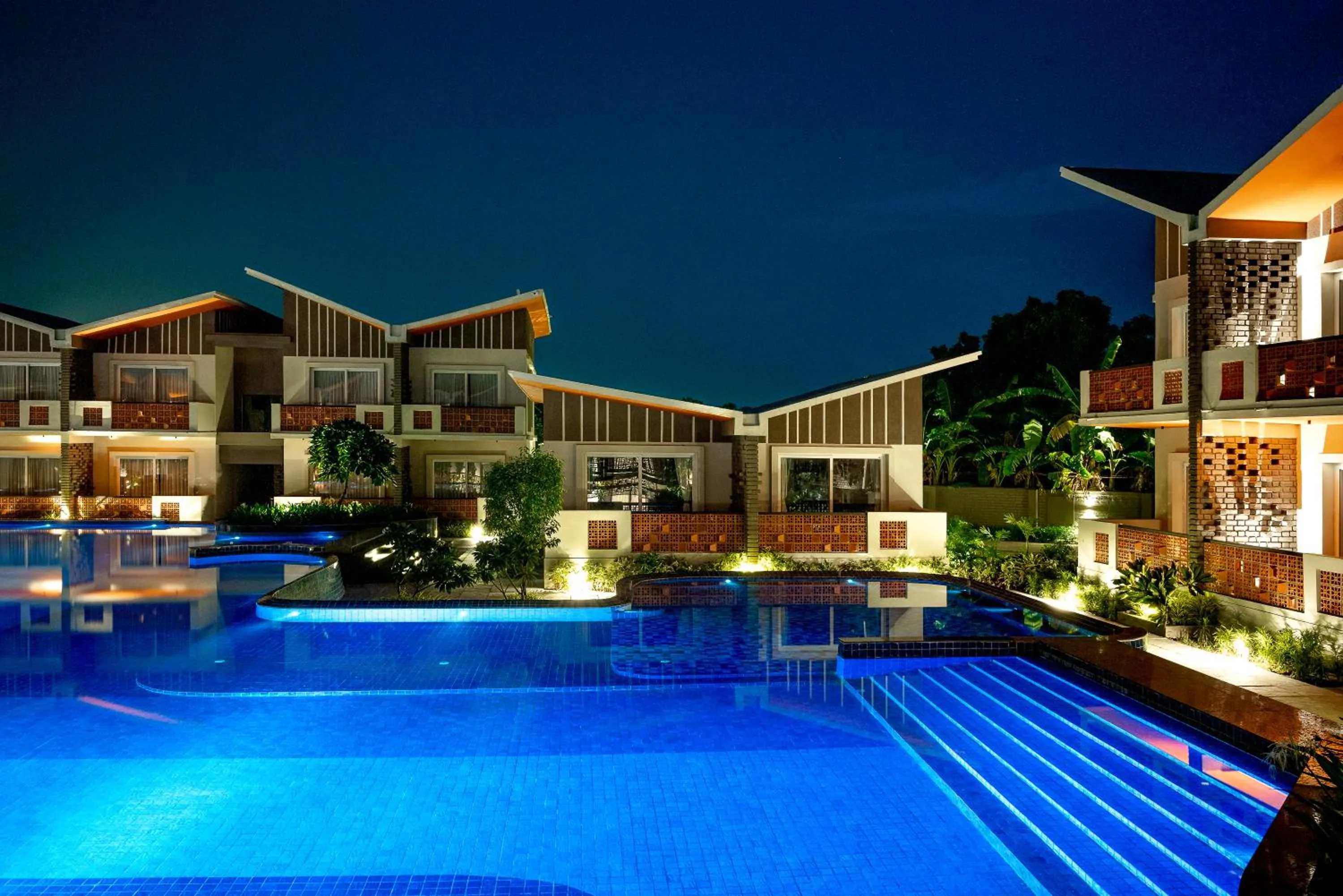 Swimming pool in Hotel Sonar Bangla Mayapur
