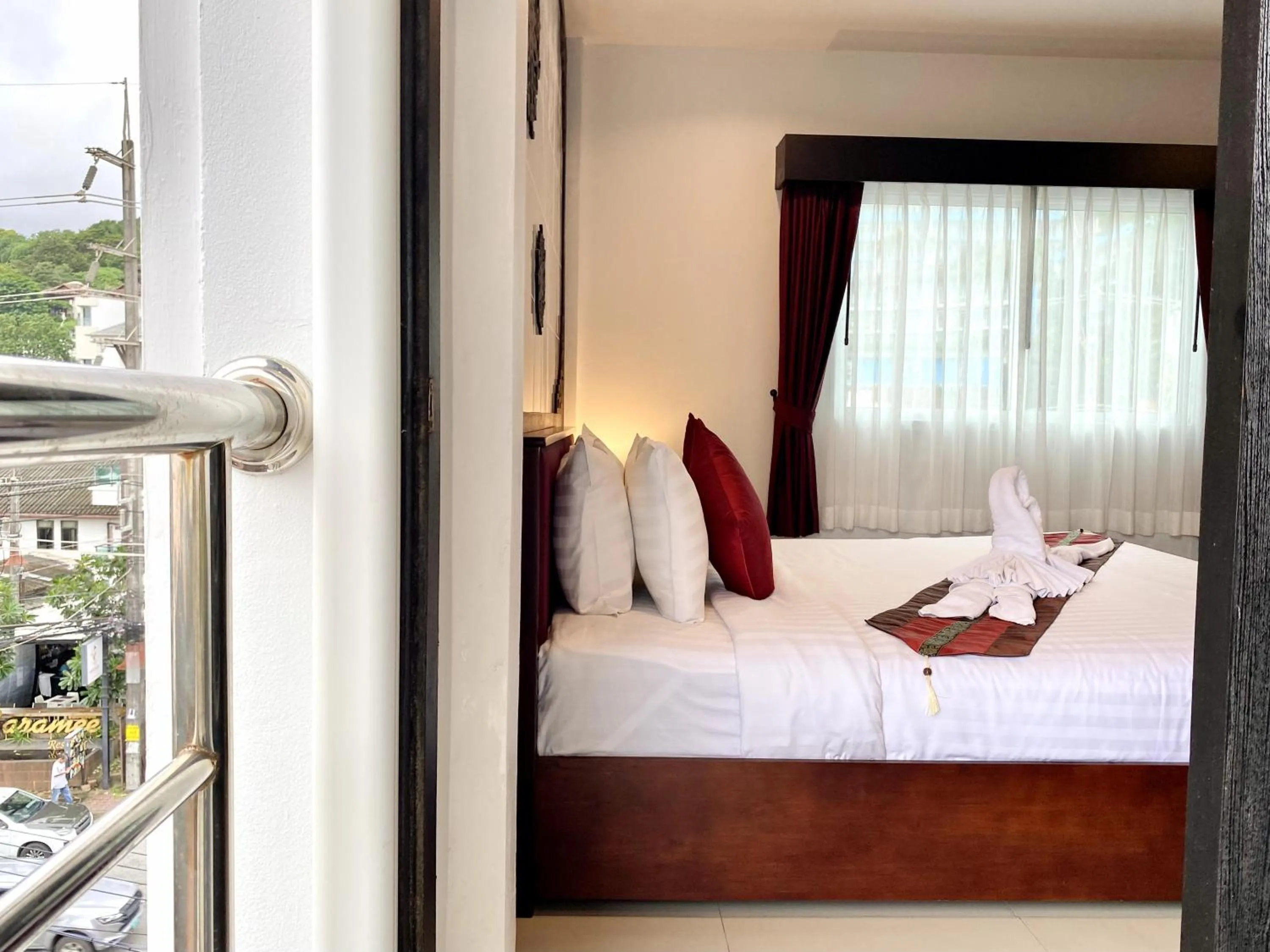 Bed in Sunray Beach Hotel Patong