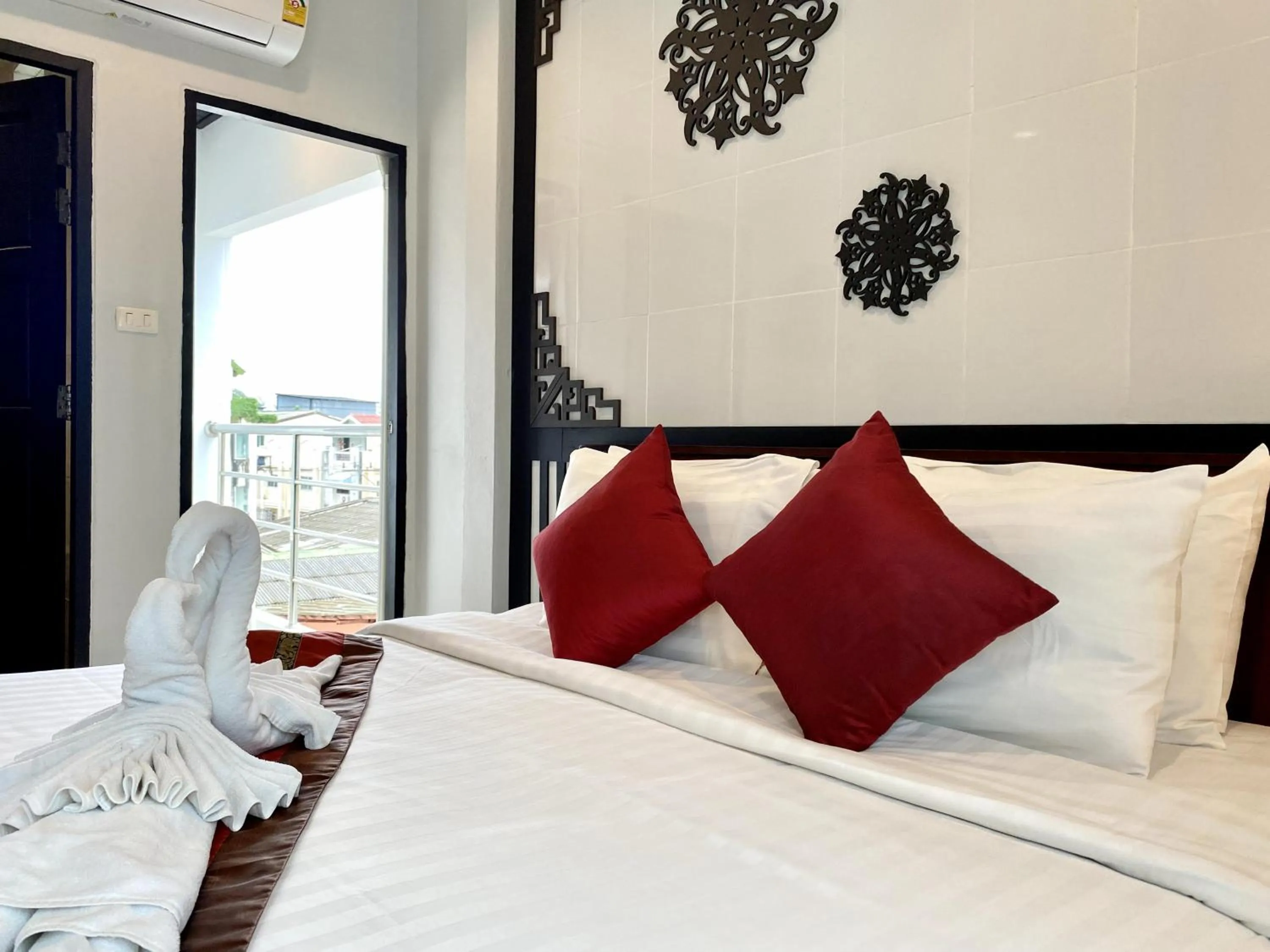 Bed in Sunray Beach Hotel Patong