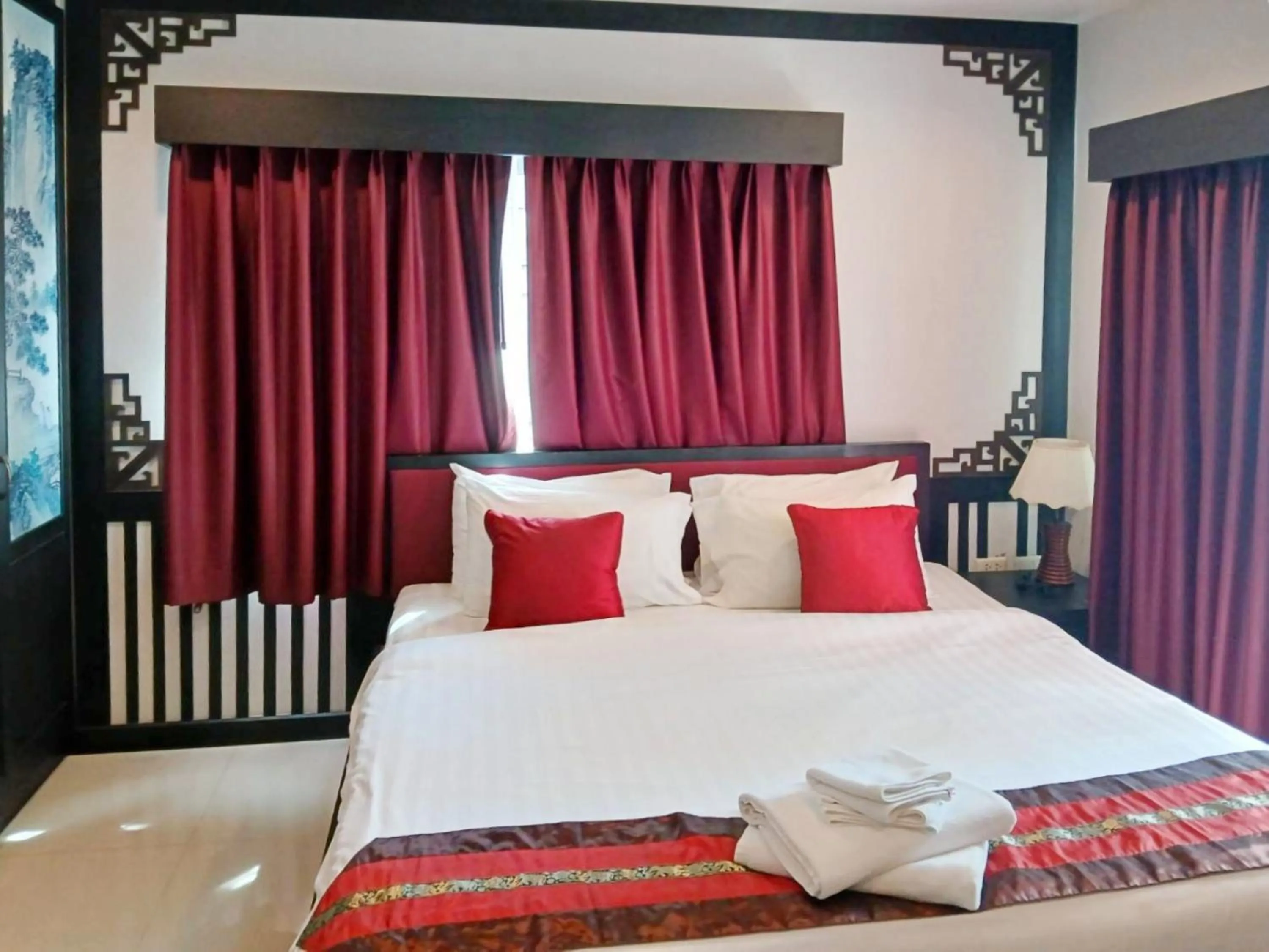 Bed in Sunray Beach Hotel Patong