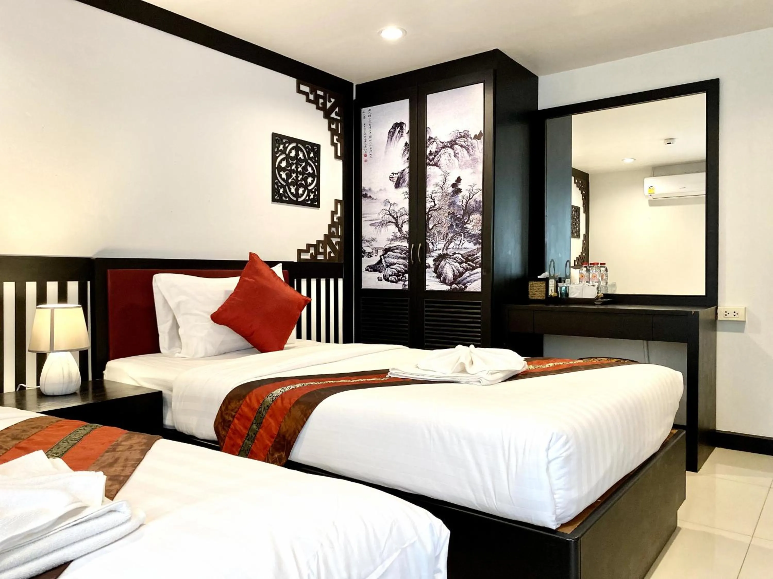 Bed in Sunray Beach Hotel Patong