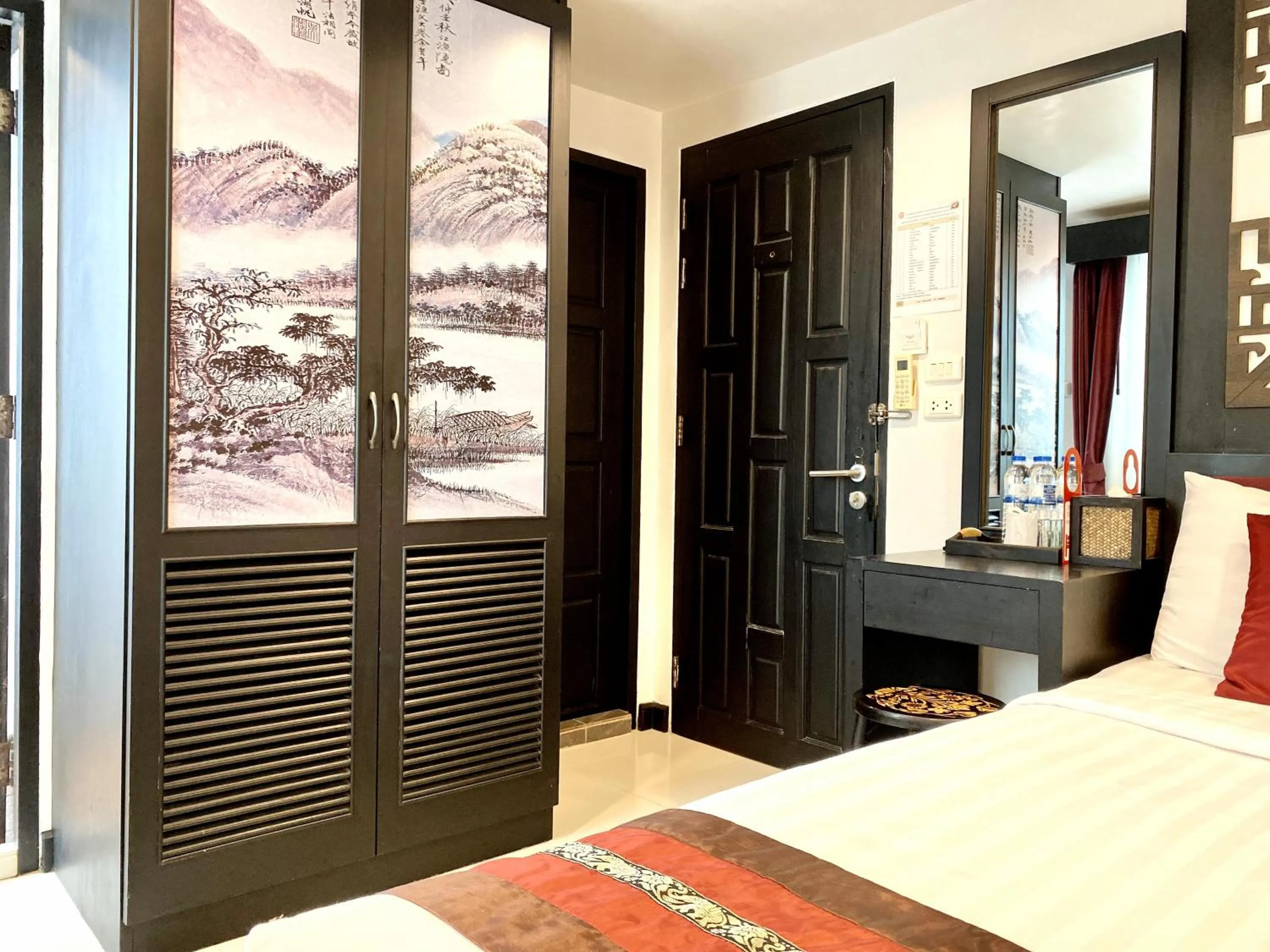 Photo of the whole room, Bed in Sunray Beach Hotel Patong