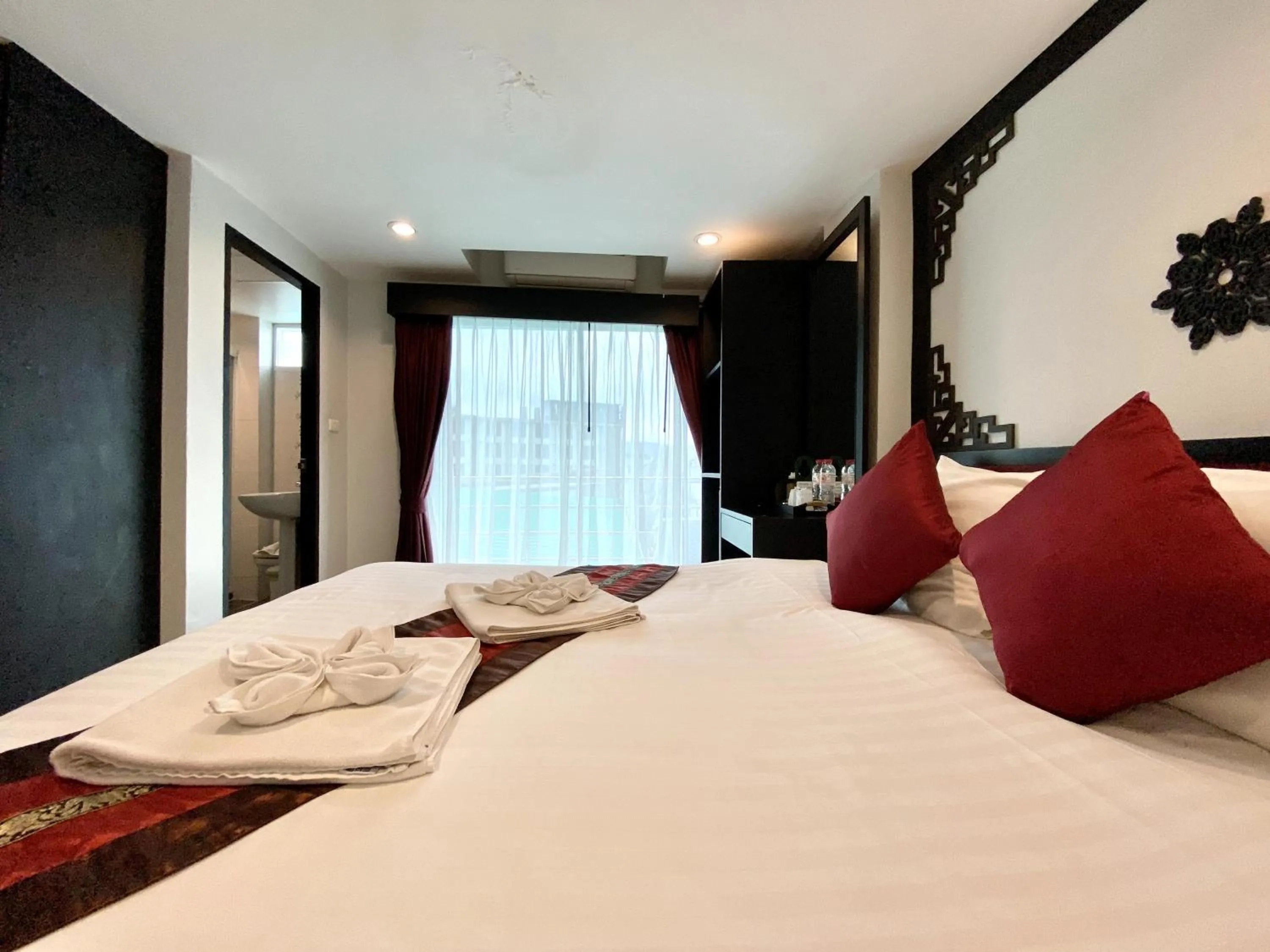 Bed in Sunray Beach Hotel Patong