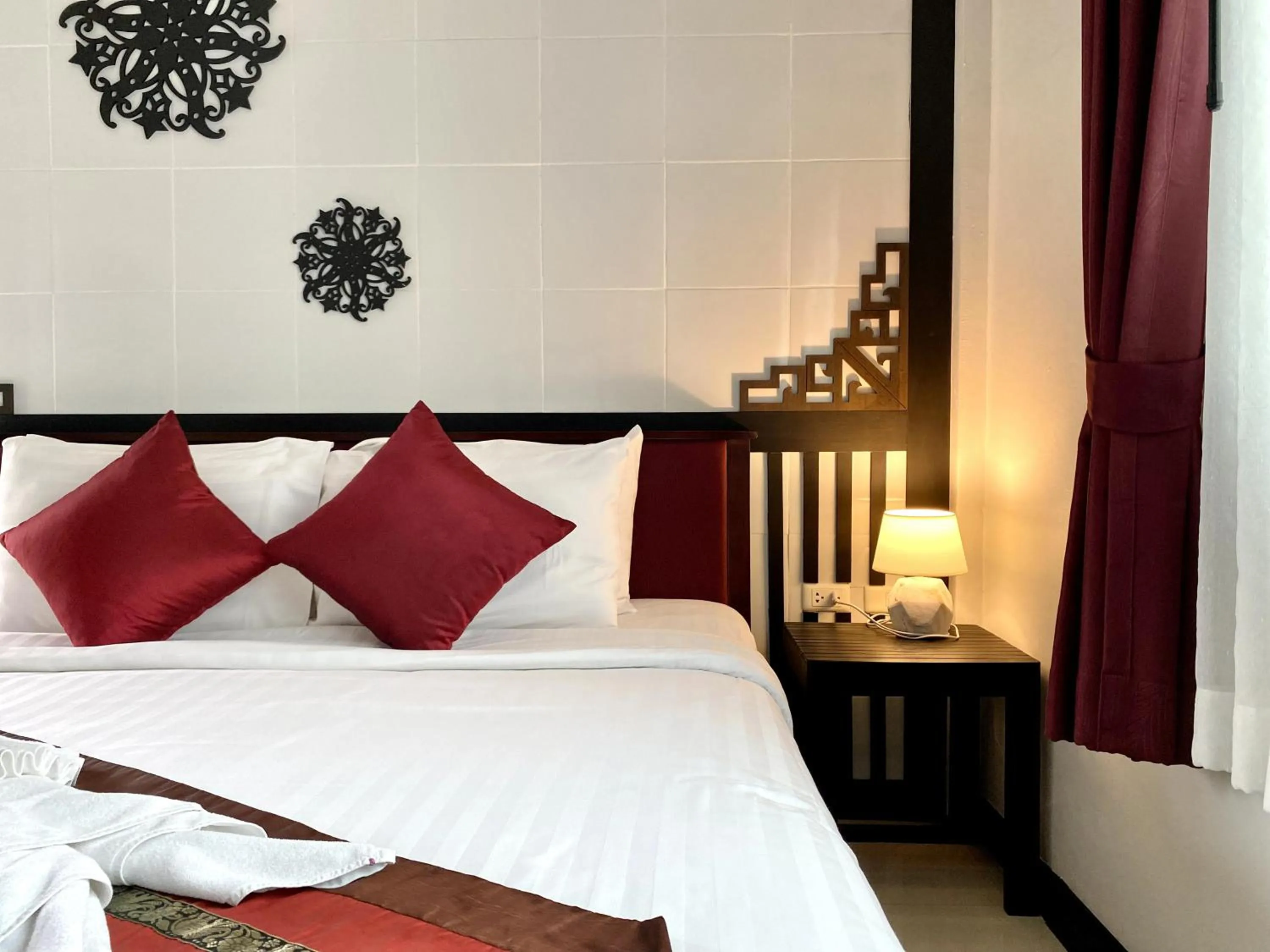 Bed in Sunray Beach Hotel Patong