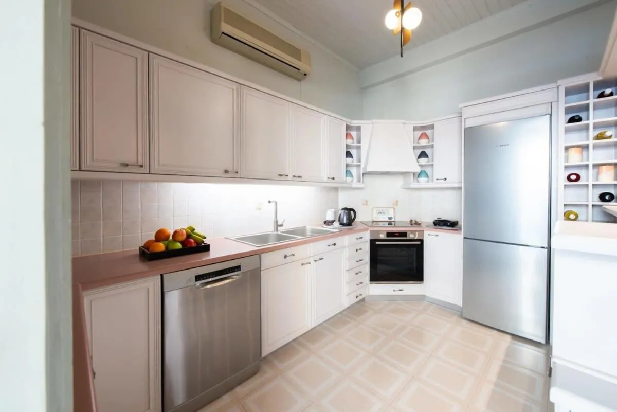 Kitchen or kitchenette in Dolce Favola Nomad Casa - Kalamata's City Getaway