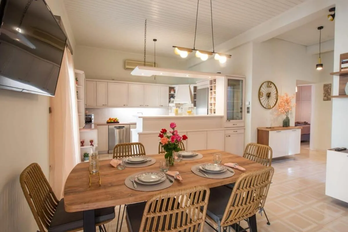 TV and multimedia in Dolce Favola Nomad Casa - Kalamata's City Getaway