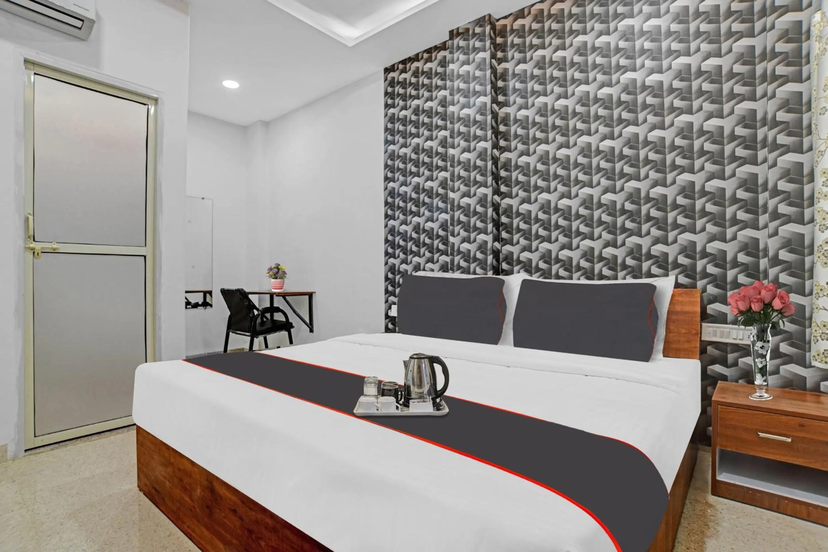 Bedroom, Bed in Hotel O Shivaay