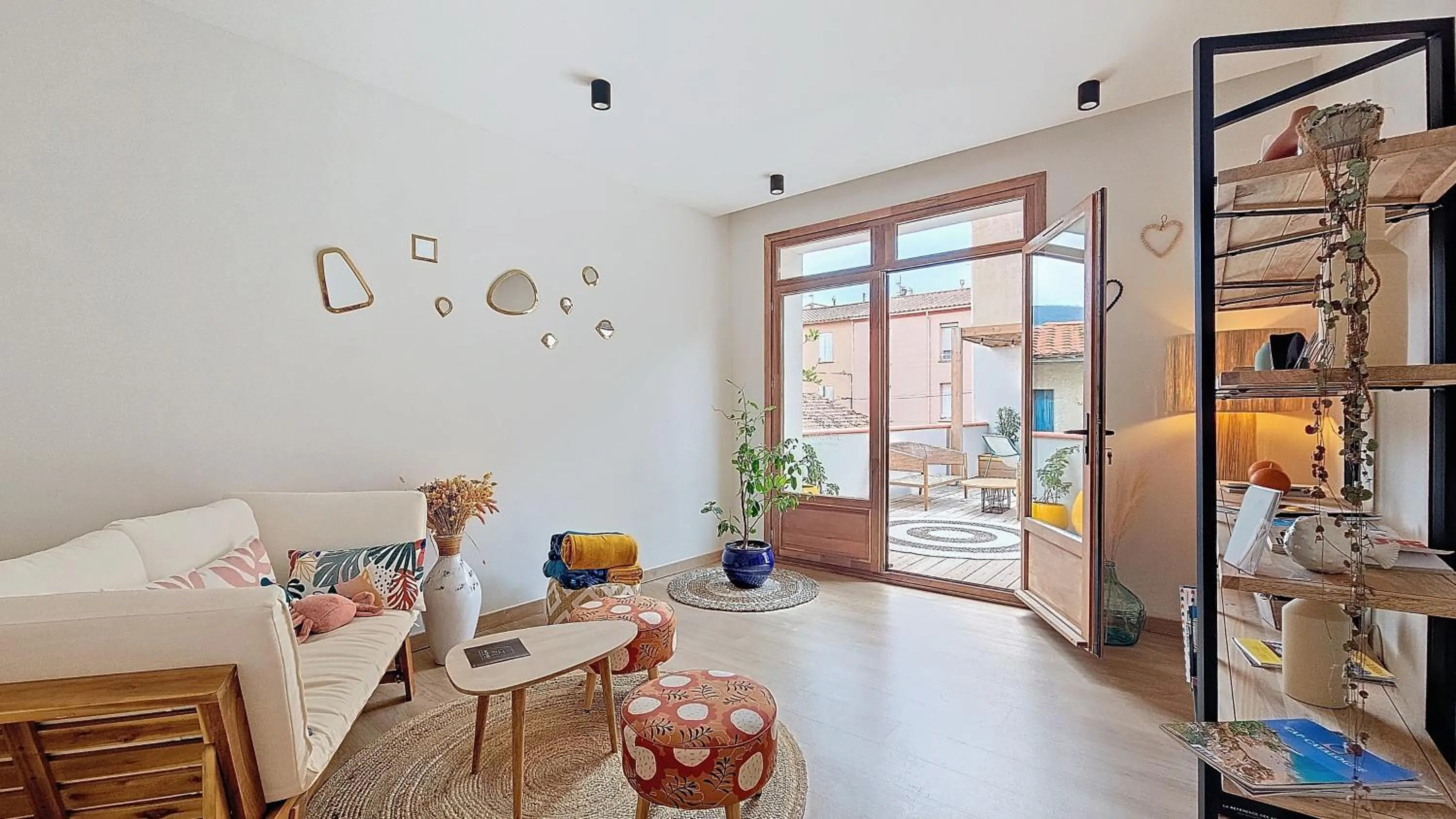 Library, Bed in Intense Boutik-Hôtel