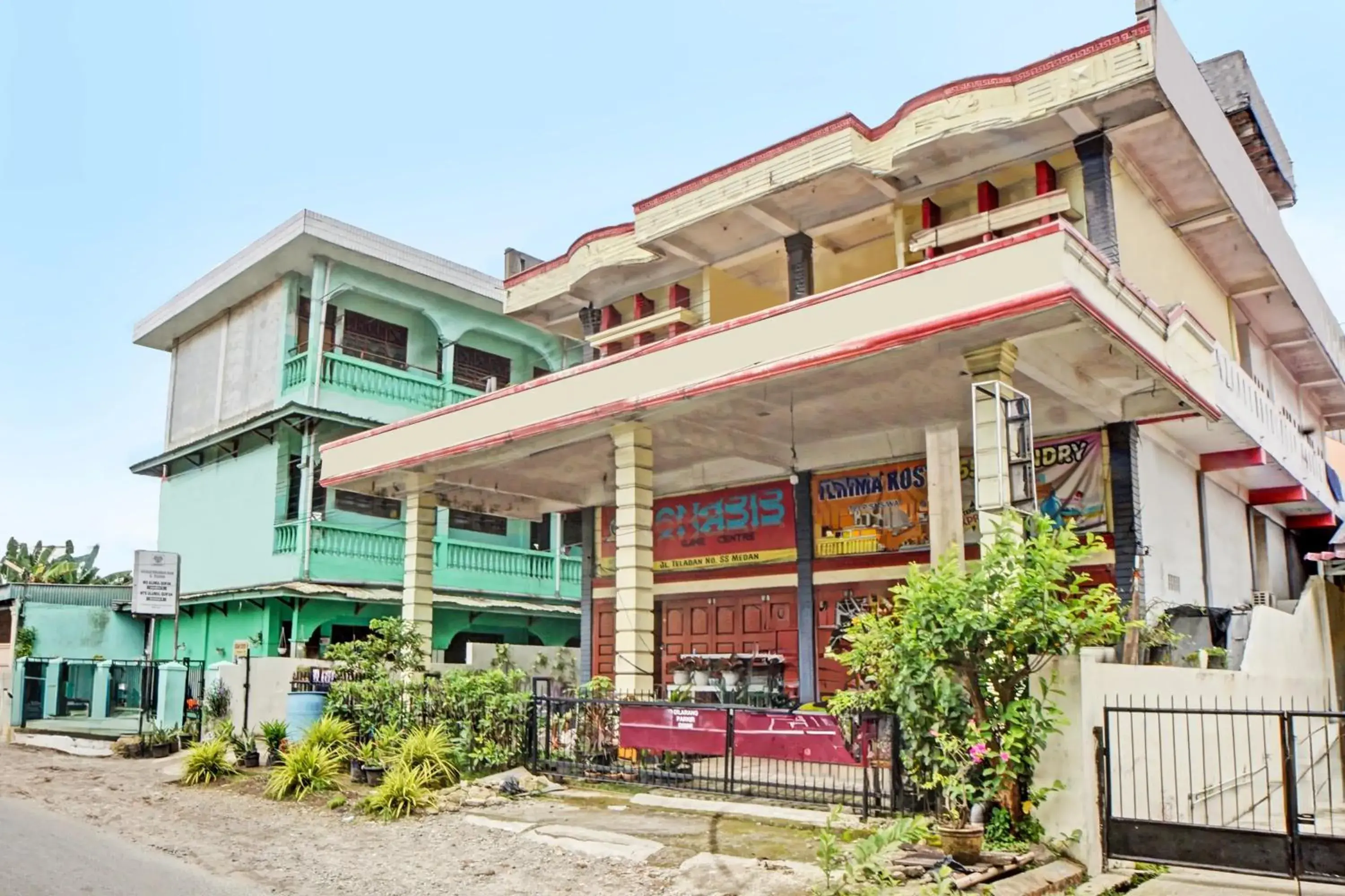 Facade/entrance in SPOT ON 91966 Onasis Syariah Inn Facade/entrance in SPOT ON 91966 Onasis Syariah Inn