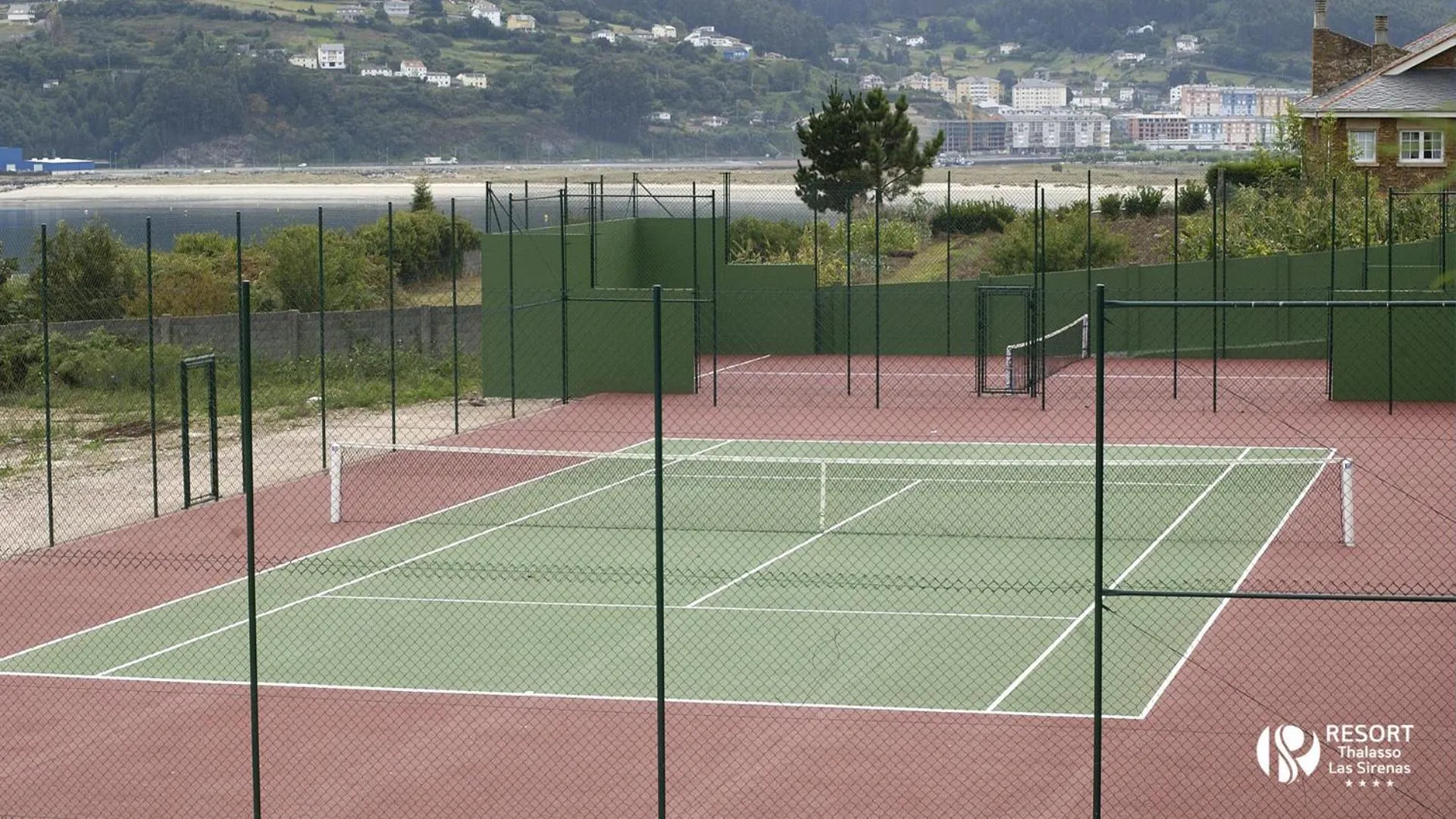 Tennis court in Apartamentos Las Sirenas