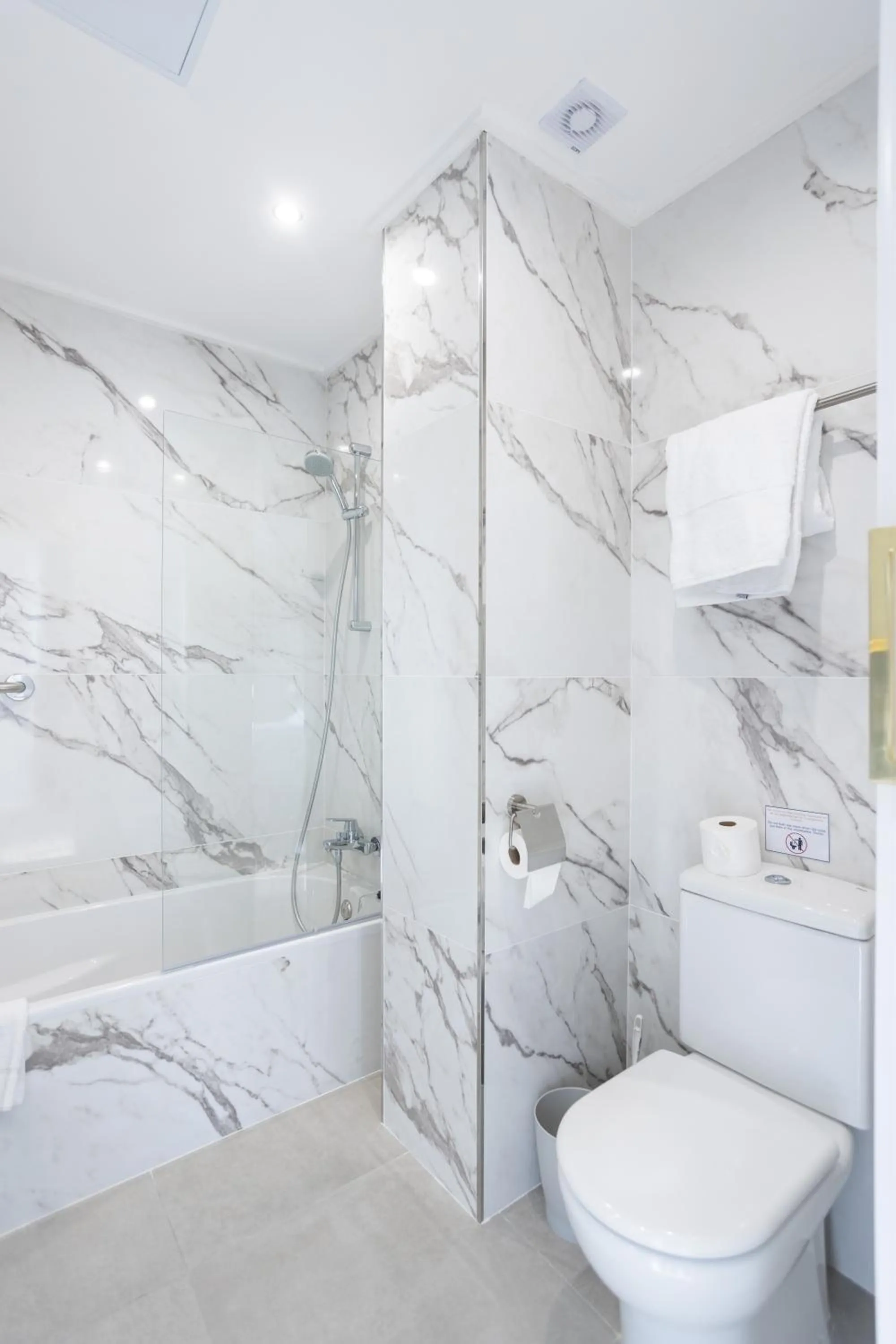 Bathroom in Venecia Plaza Centro