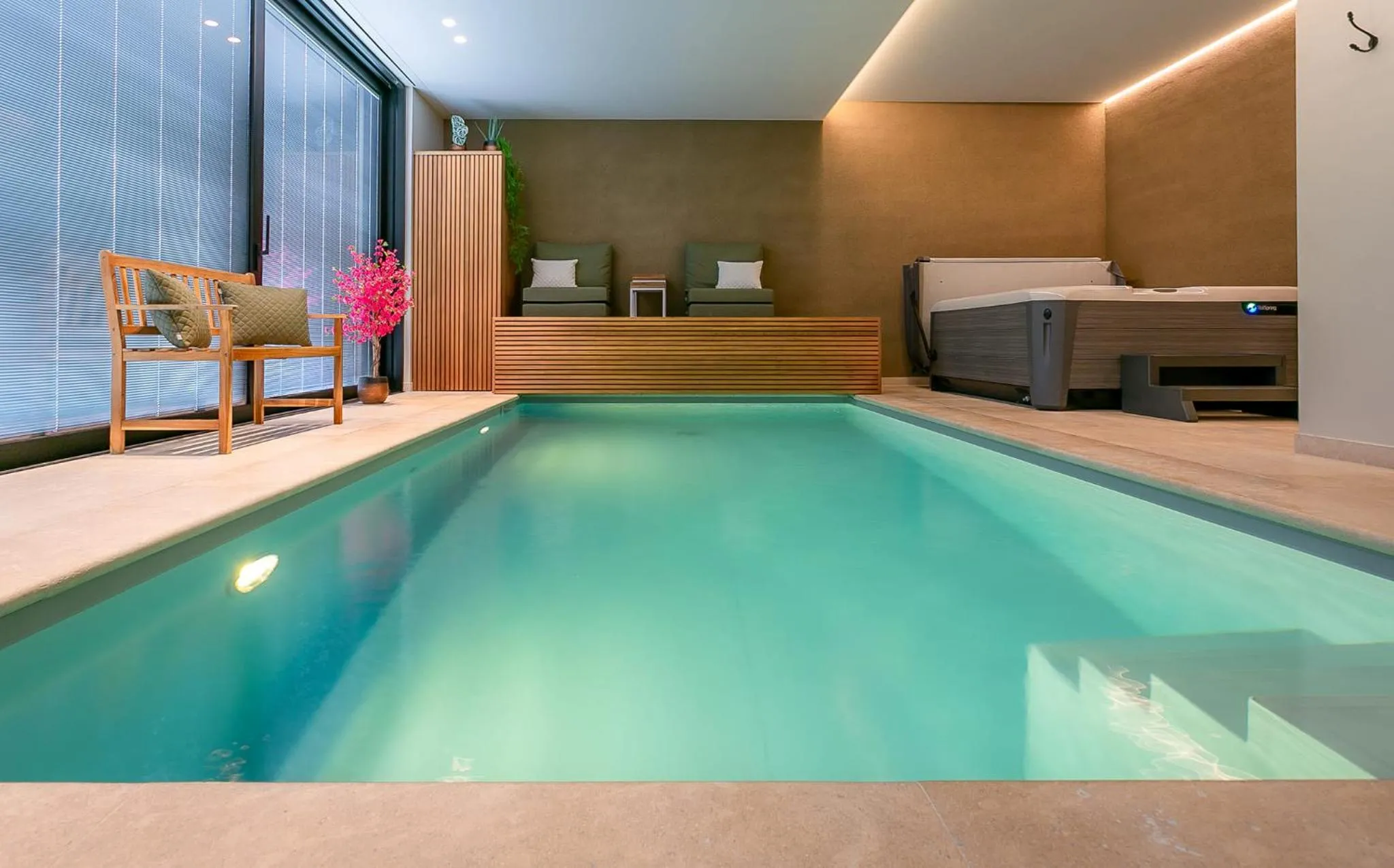 The Newport Lodge included 3h PRIVATE indoor welnes & use e-bikes