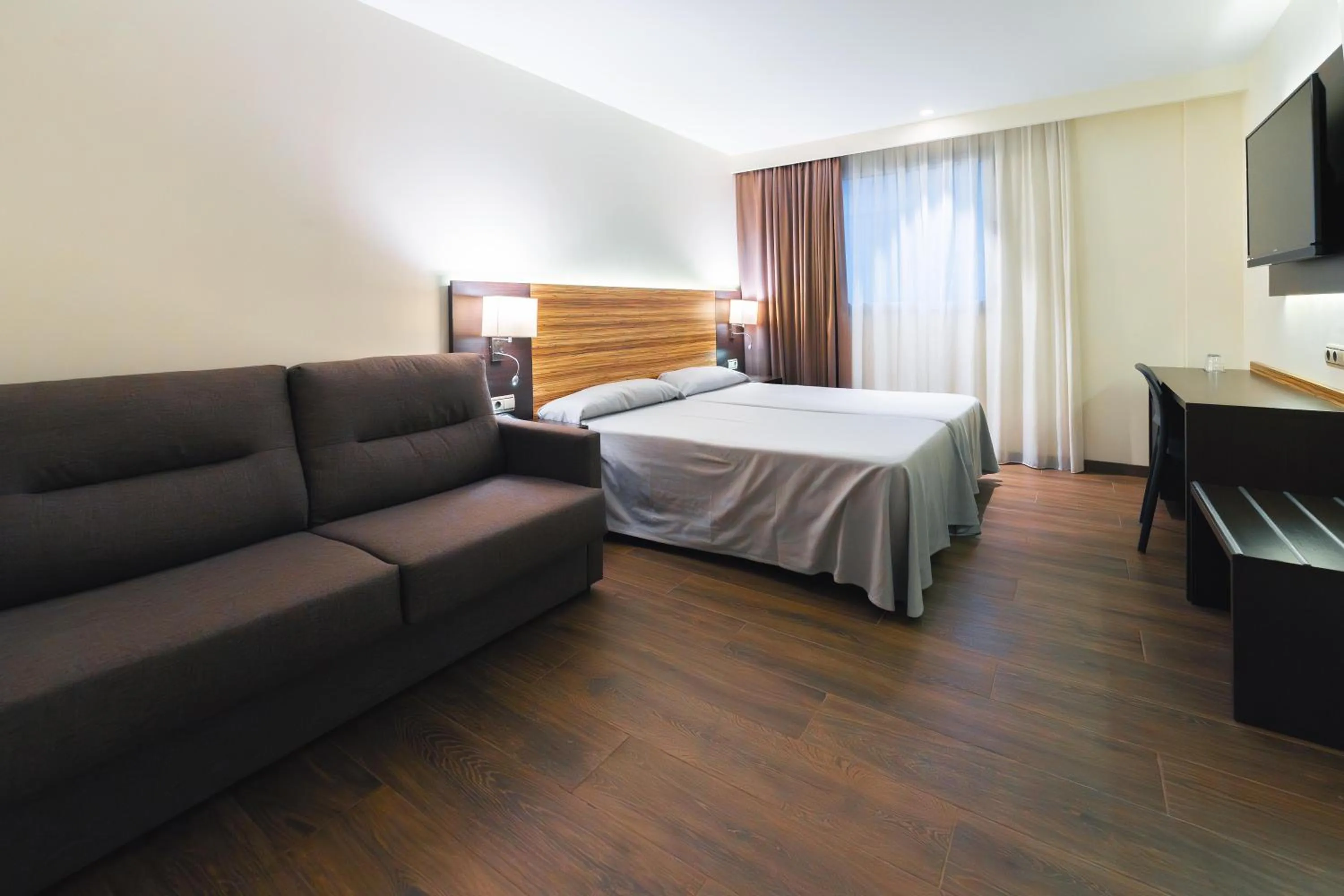 Photo of the whole room, Bed in Port Elche