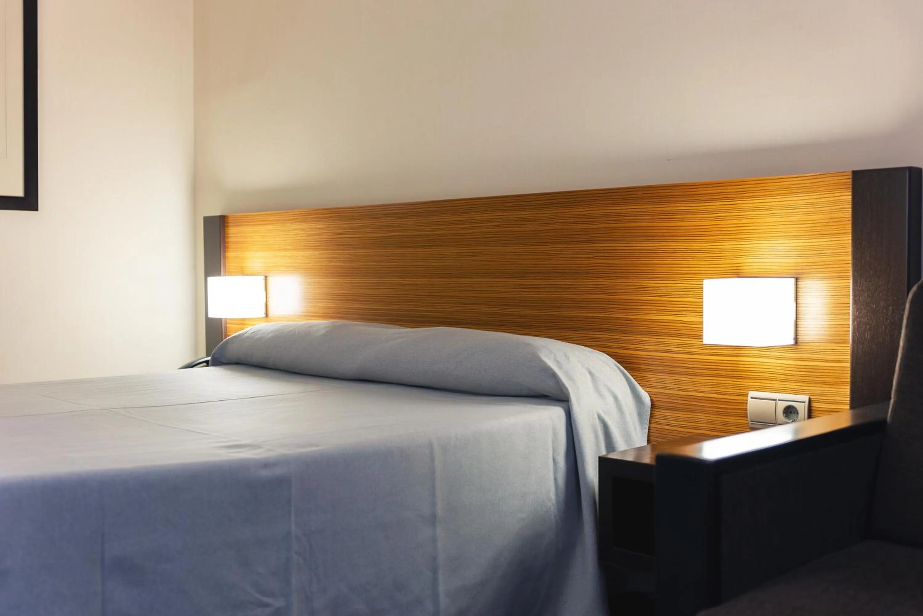 Photo of the whole room, Bed in Port Elche