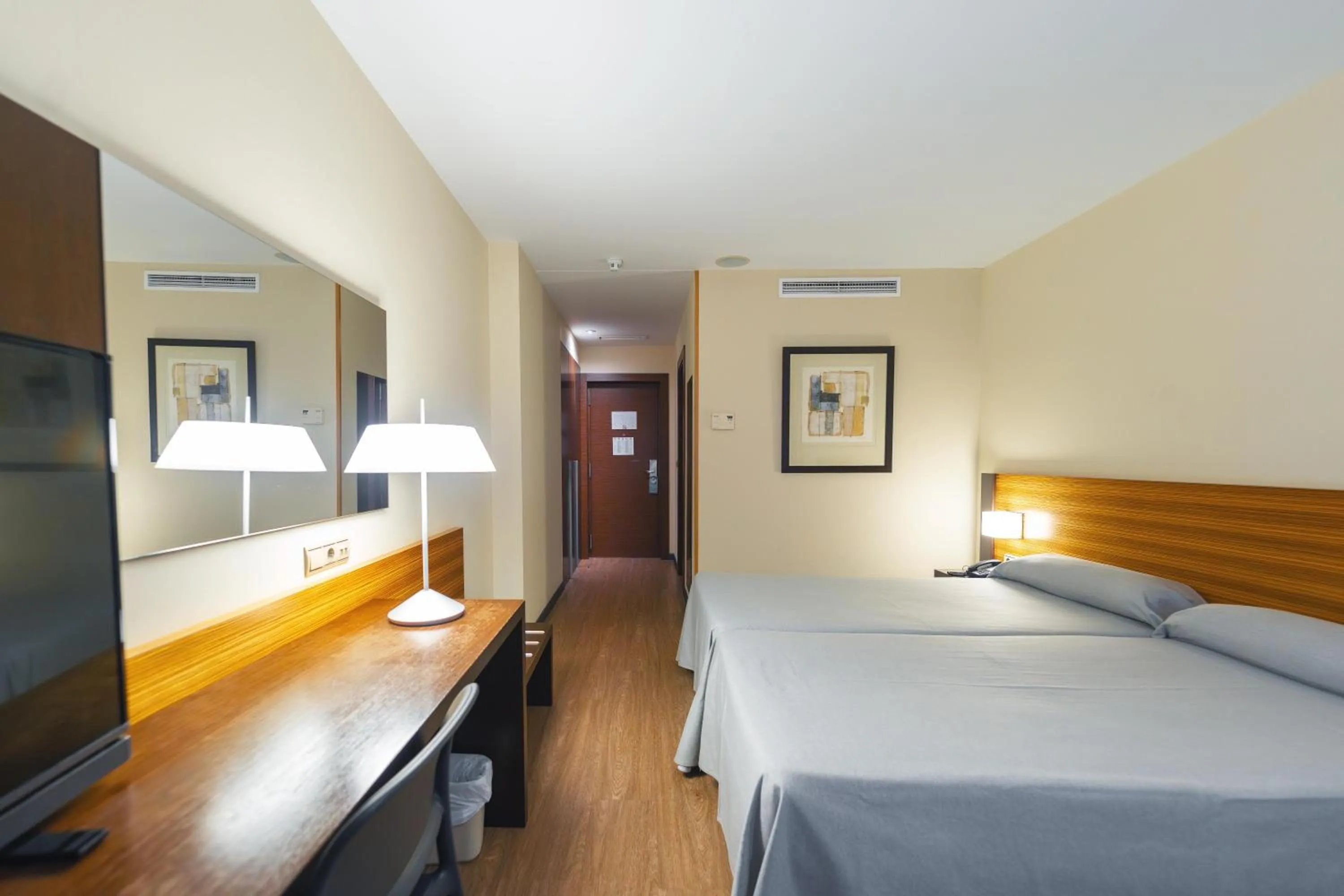 Photo of the whole room, Bed in Port Elche