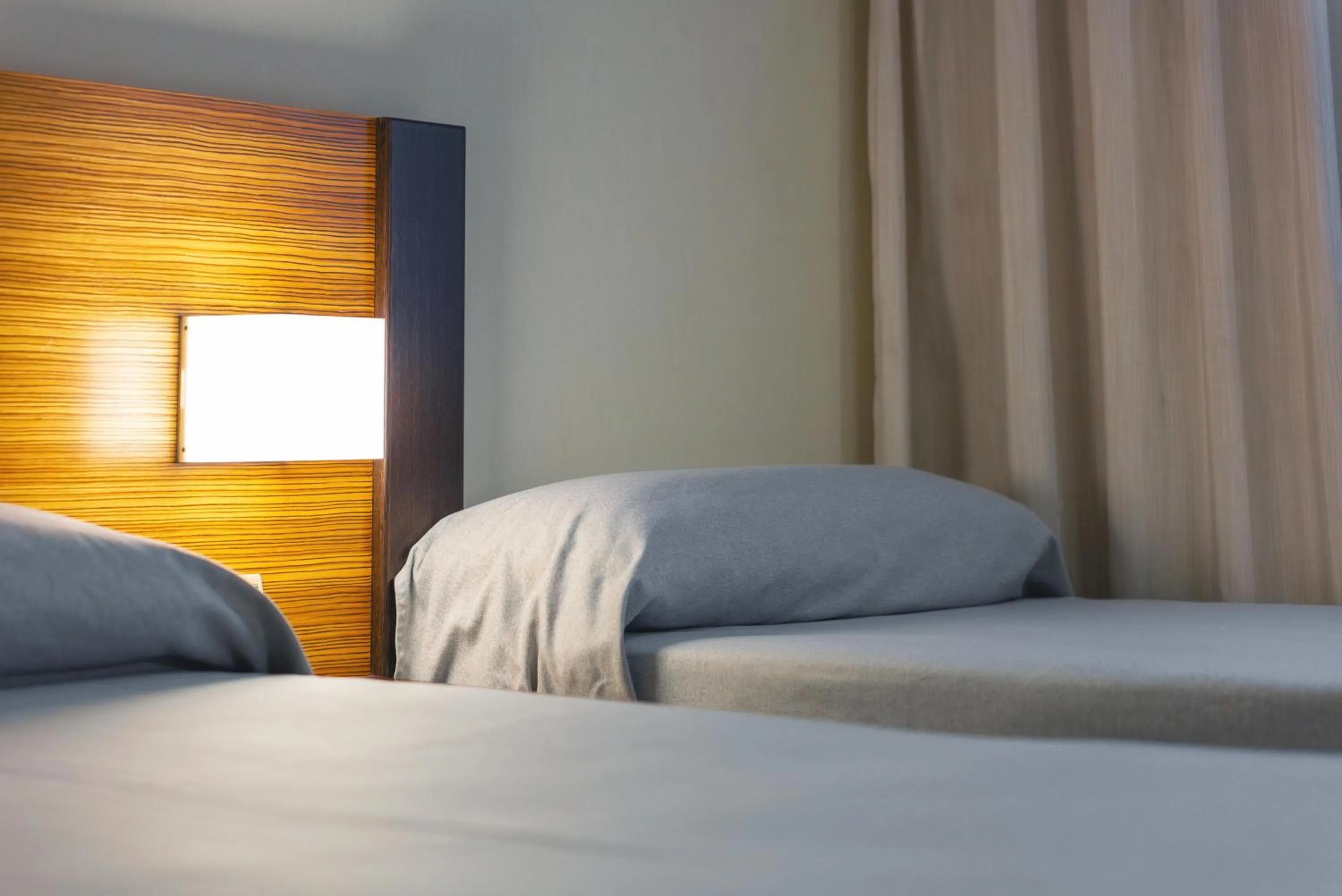 Photo of the whole room, Bed in Port Elche