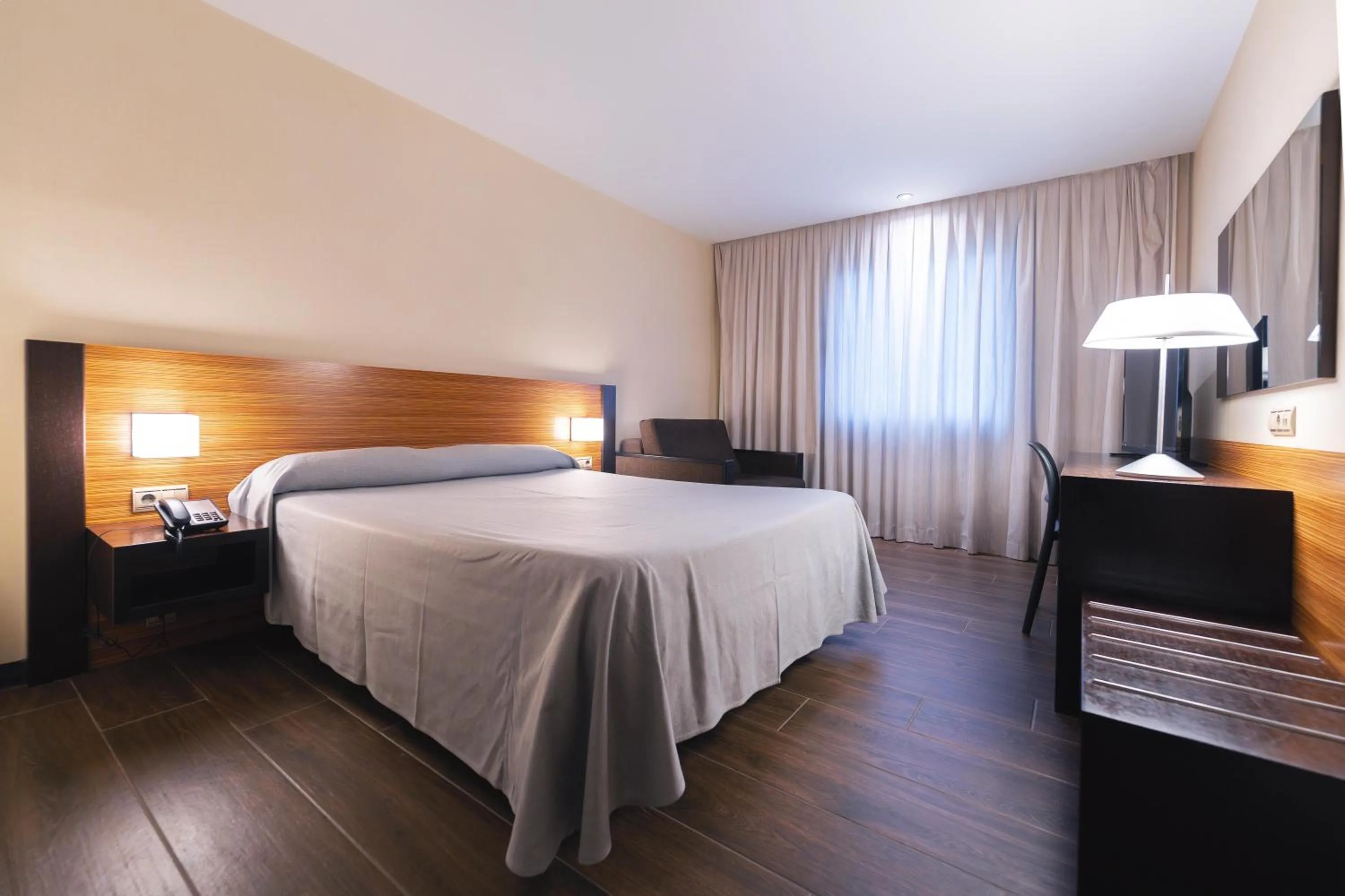 Photo of the whole room, Bed in Port Elche