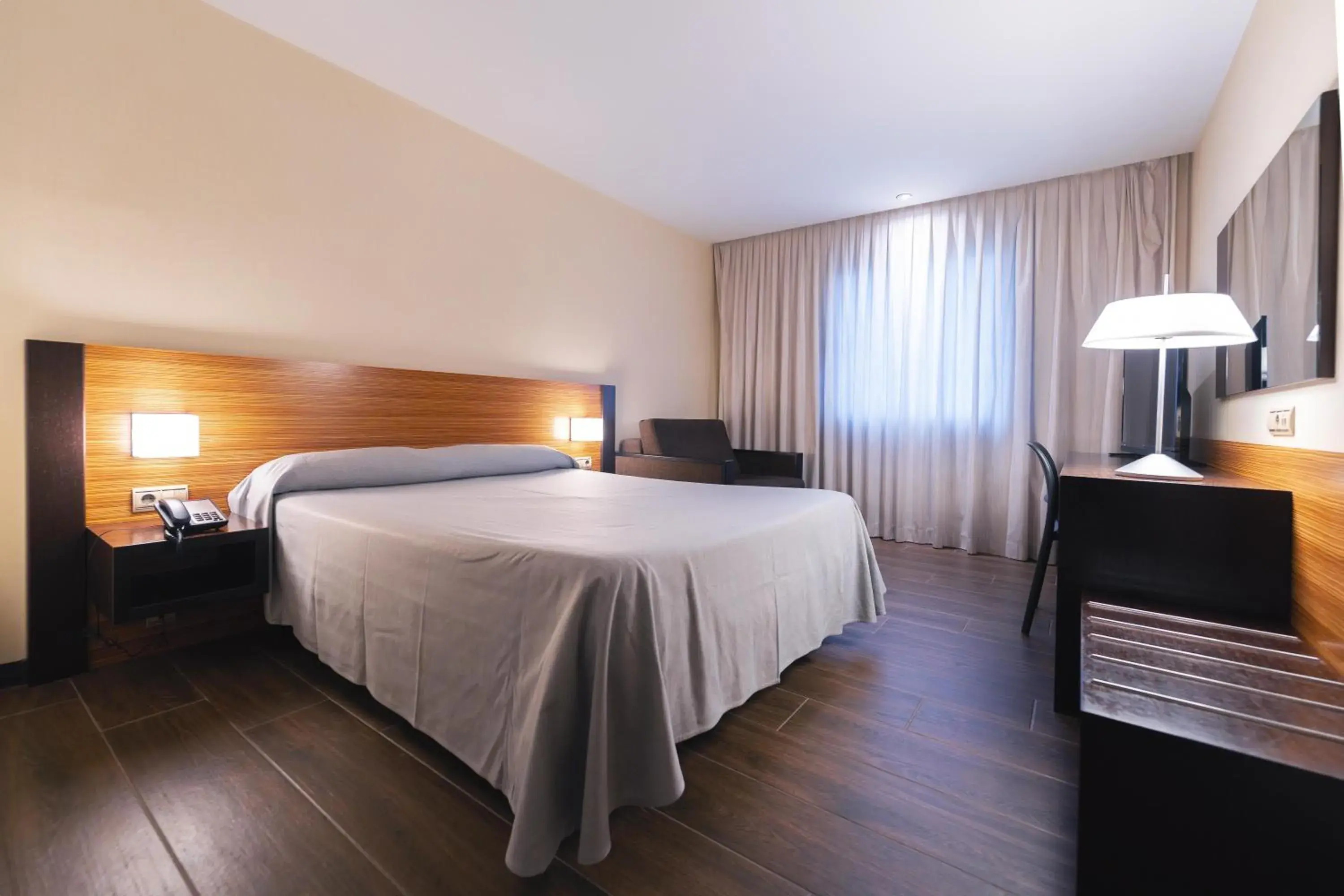 Photo of the whole room, Bed in Port Elche Photo of the whole room, Bed in Port Elche