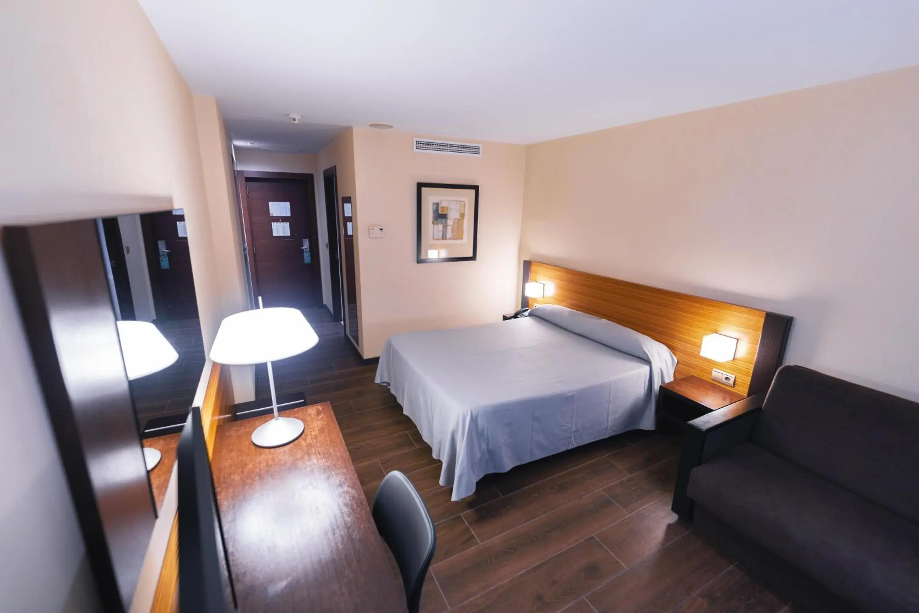 Photo of the whole room, Bed in Port Elche Photo of the whole room, Bed in Port Elche