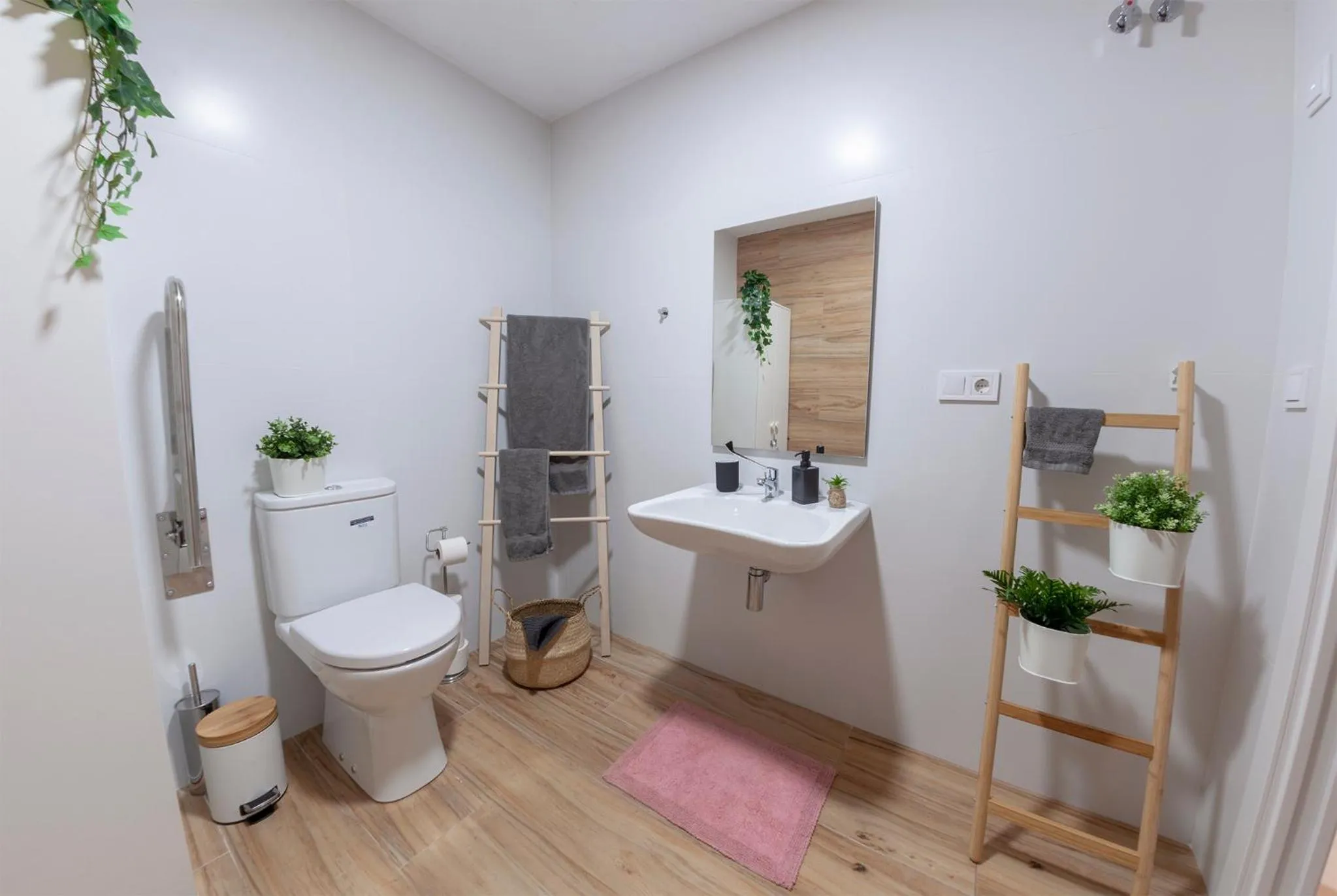 Artistic Digital Retreat-Great Location Near Metro