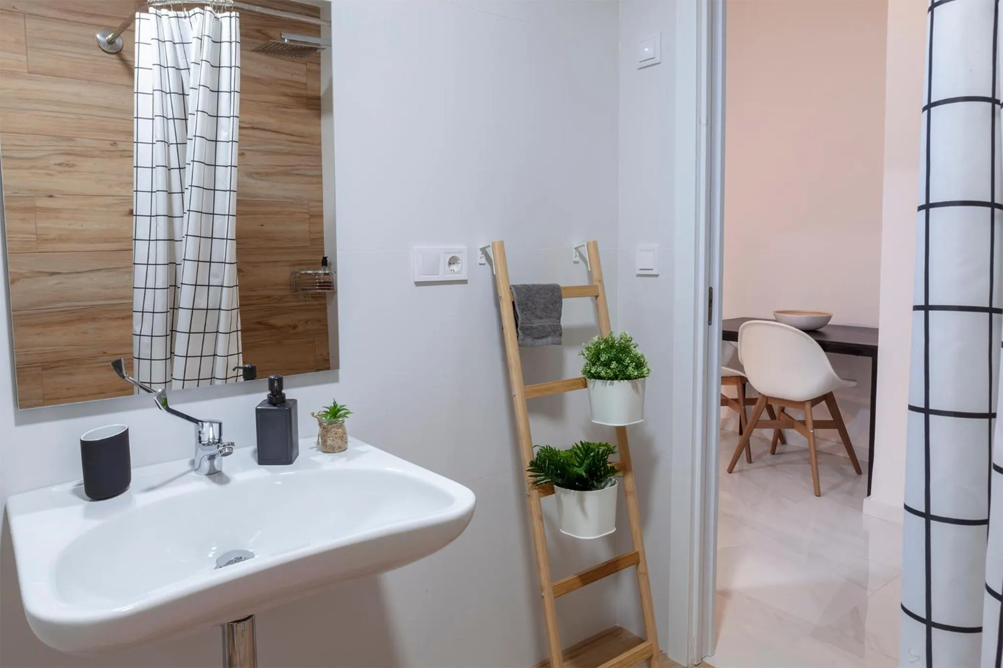 Artistic Digital Retreat-Great Location Near Metro